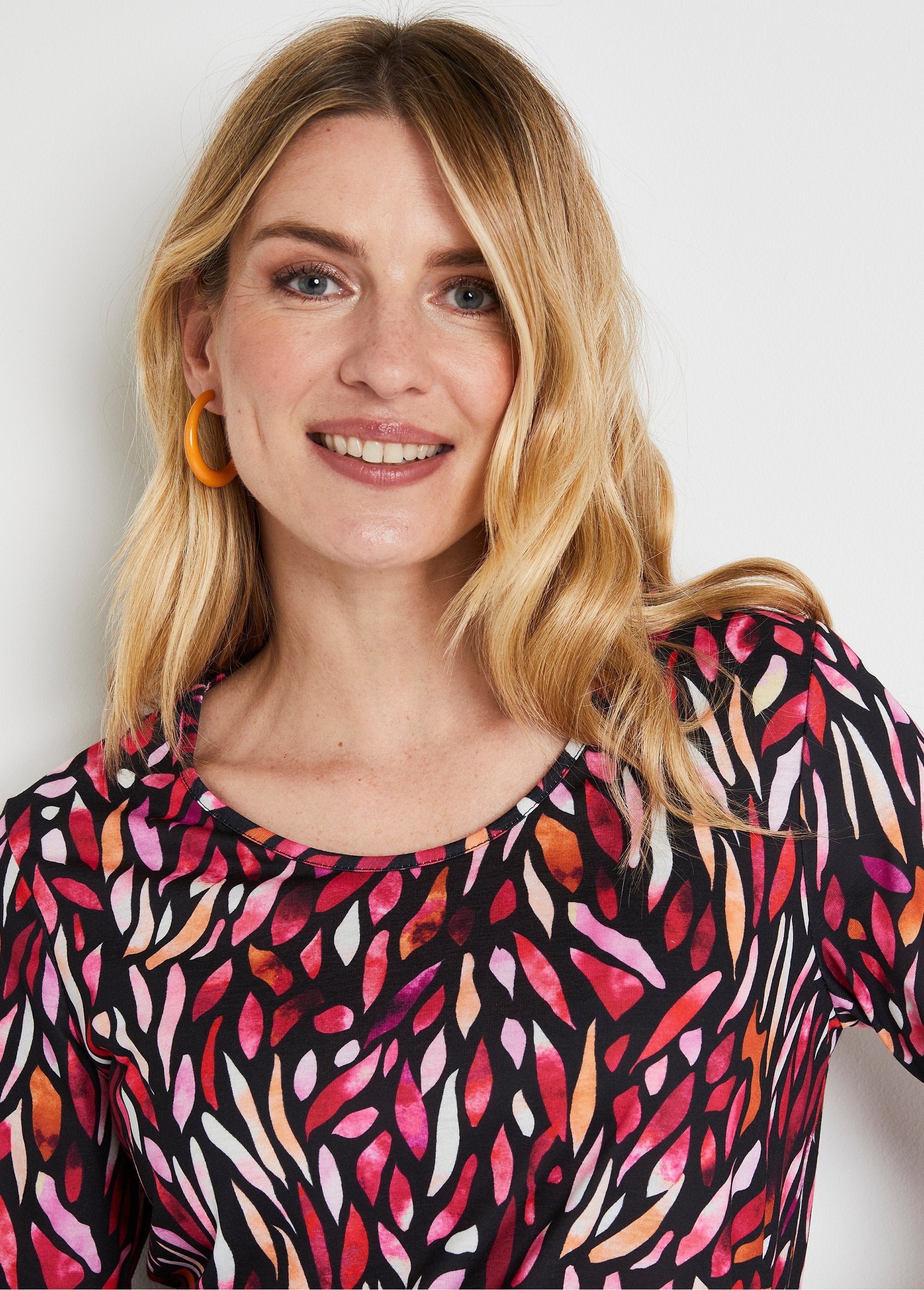 Kort_T-shirt,_fantasieprint,_ronde_hals_Mandarine_et_rose_DE2_slim