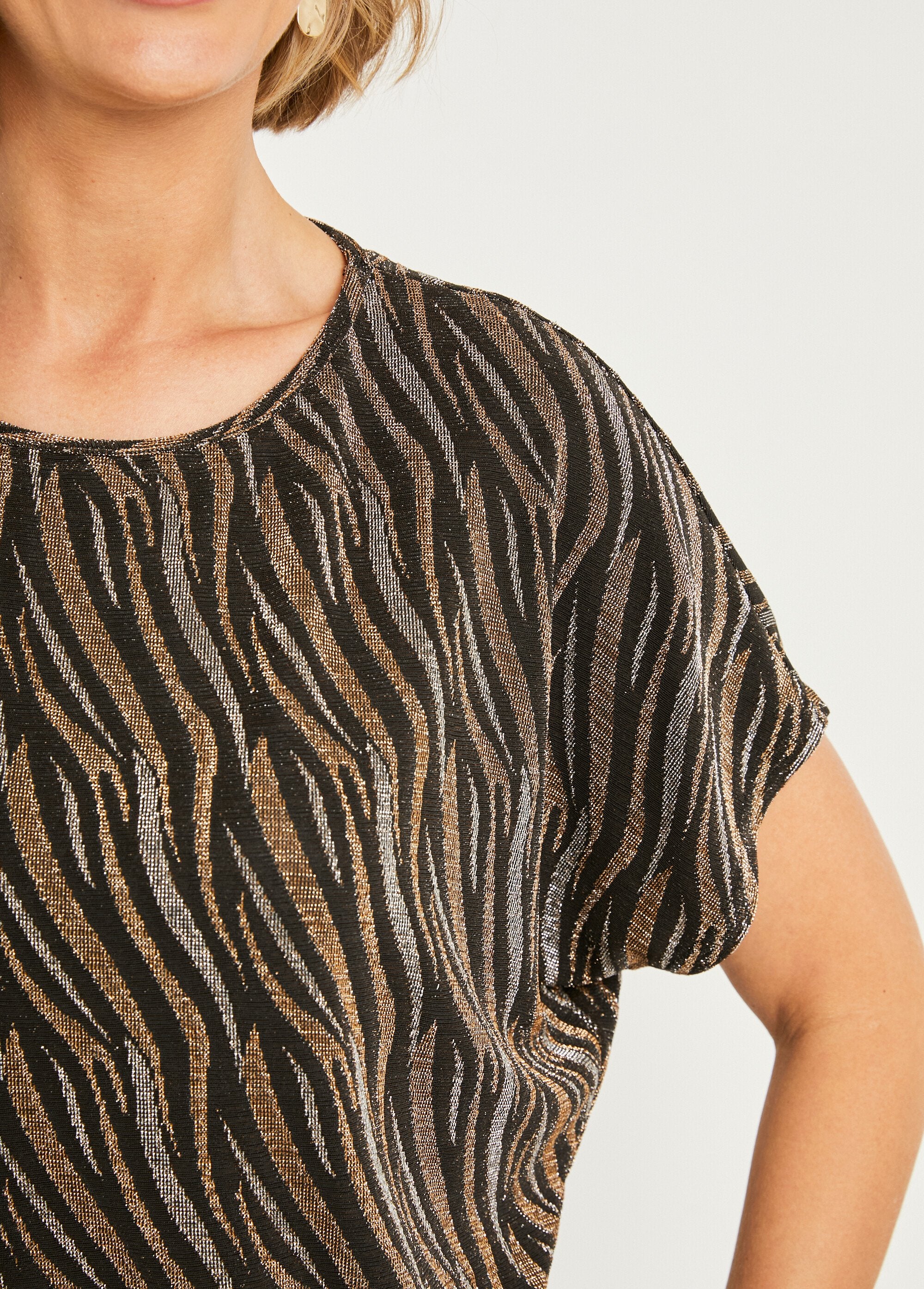 T-shirt_met_glanzend_gebreid_jacquard_kant_Noir_et_cuivre_DE2_slim