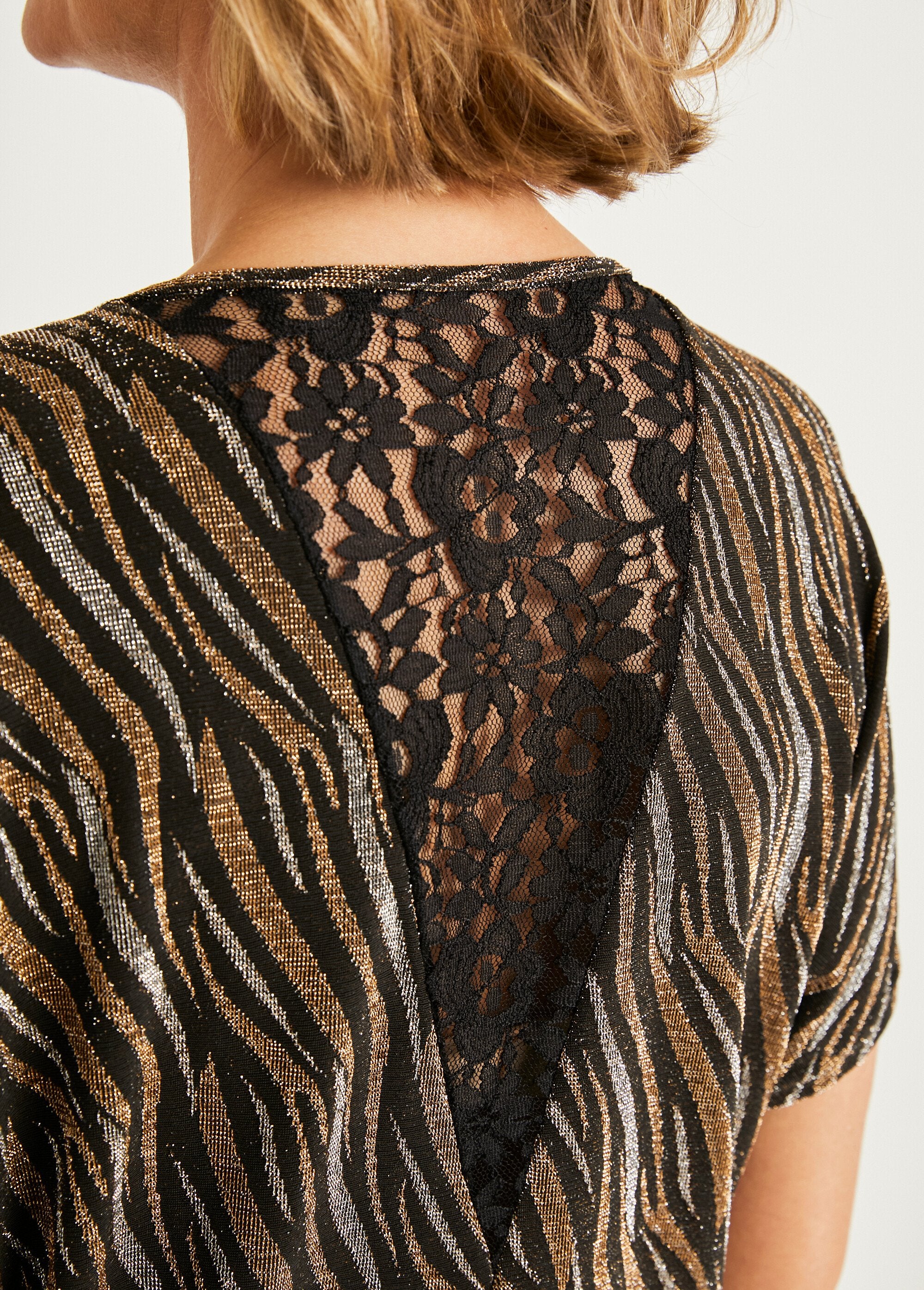 T-shirt_met_glanzend_gebreid_jacquard_kant_Noir_et_cuivre_DE3_slim