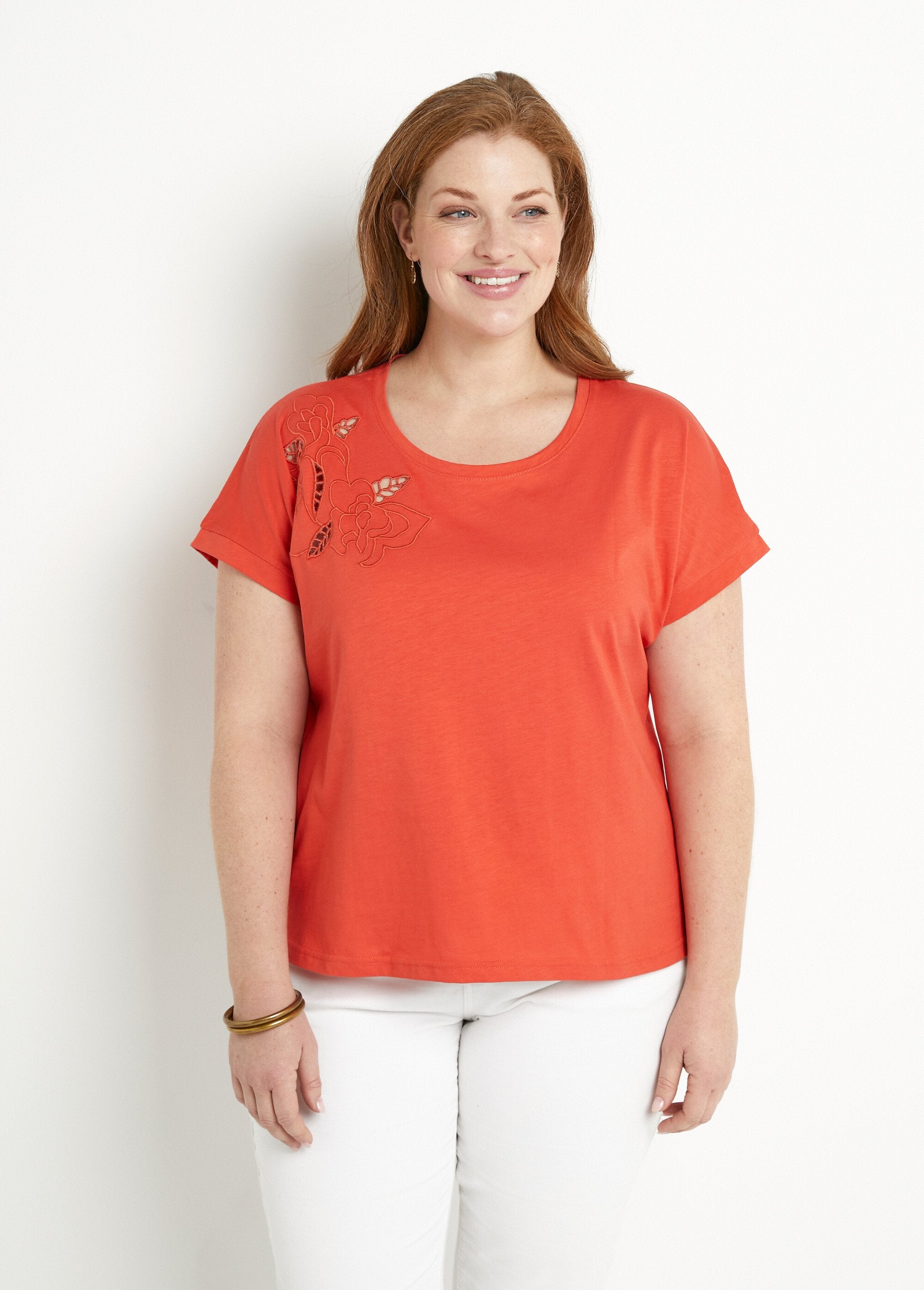 Effen_geborduurd_opengewerkt_T-shirt_met_korte_mouwen_Capucine_FA1_curvy