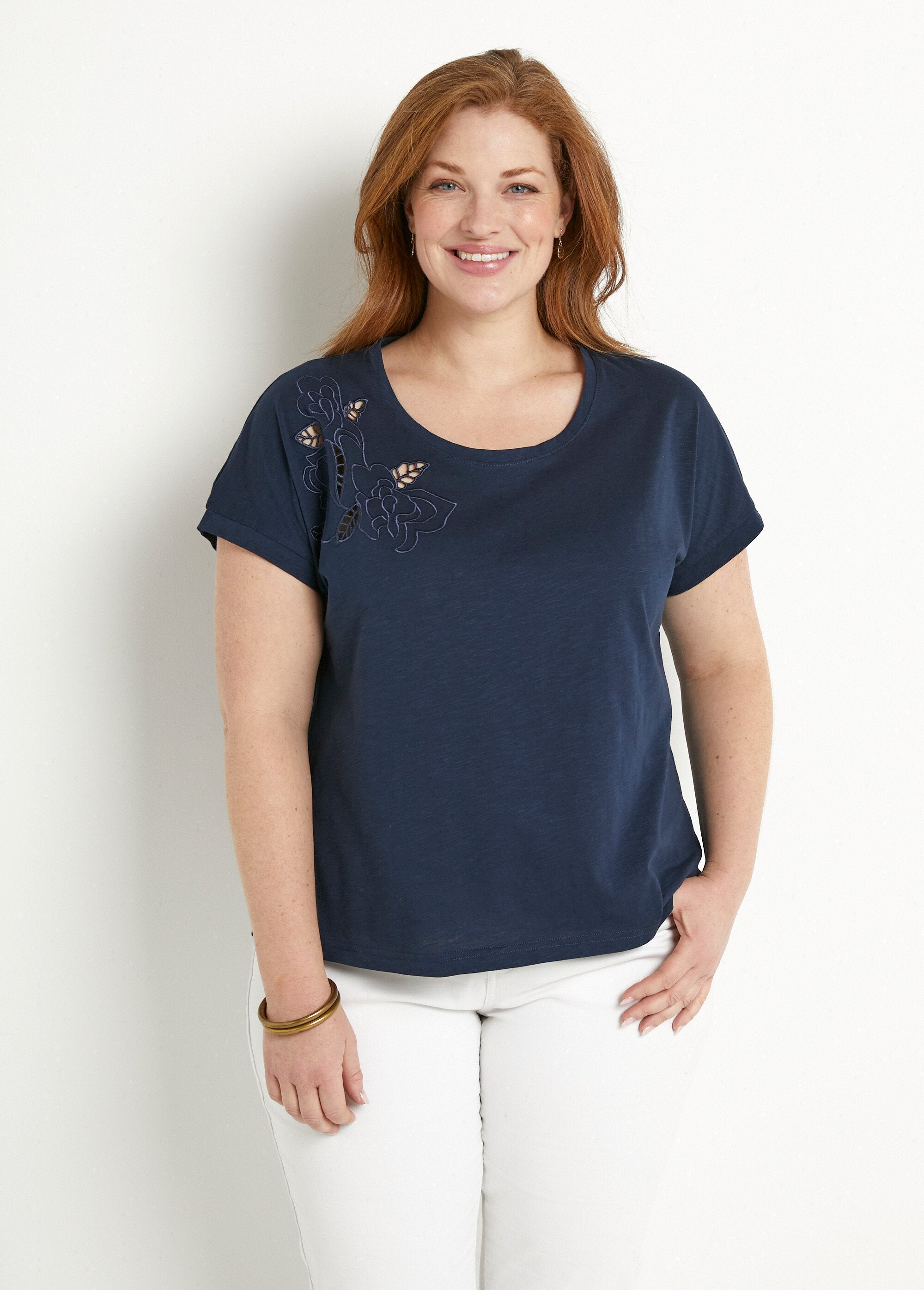 Effen_geborduurd_opengewerkt_T-shirt_met_korte_mouwen_Marine_FA1_curvy