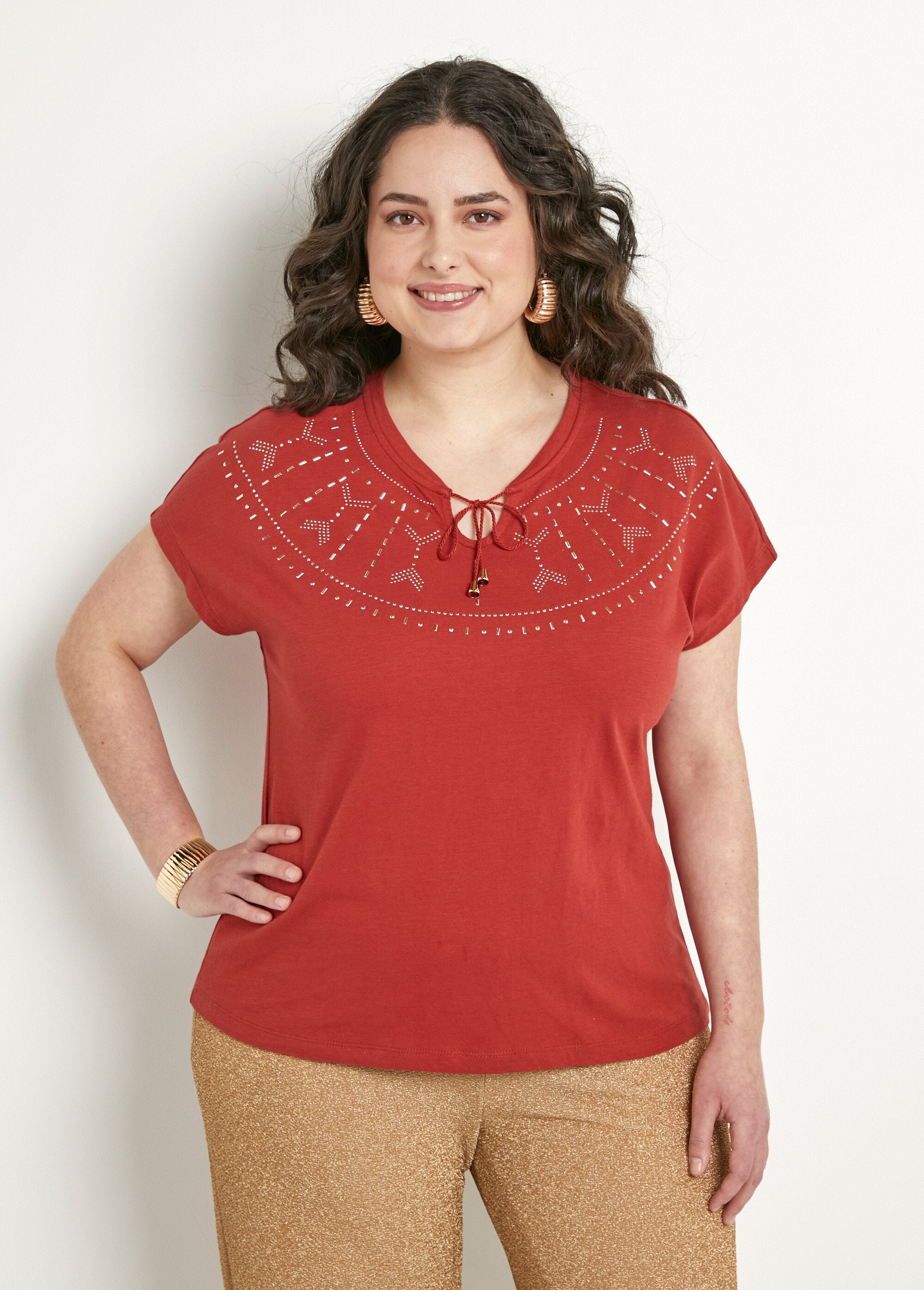 Effen_T-shirt_met_studs_in_vlammensteek_Paprika_FA1_curvy