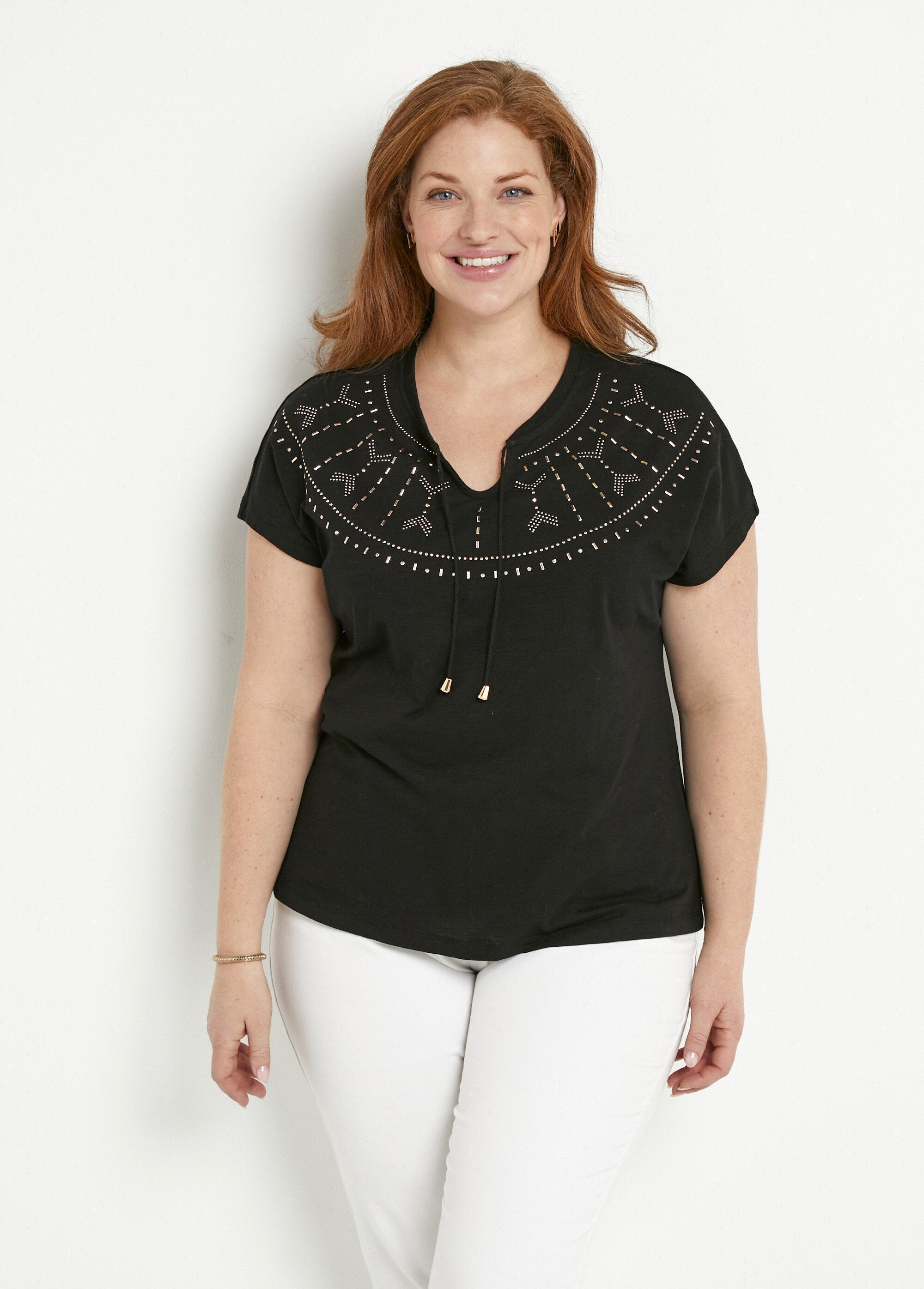 Effen_T-shirt_met_studs_in_vlammensteek_Noir_FA1_curvy