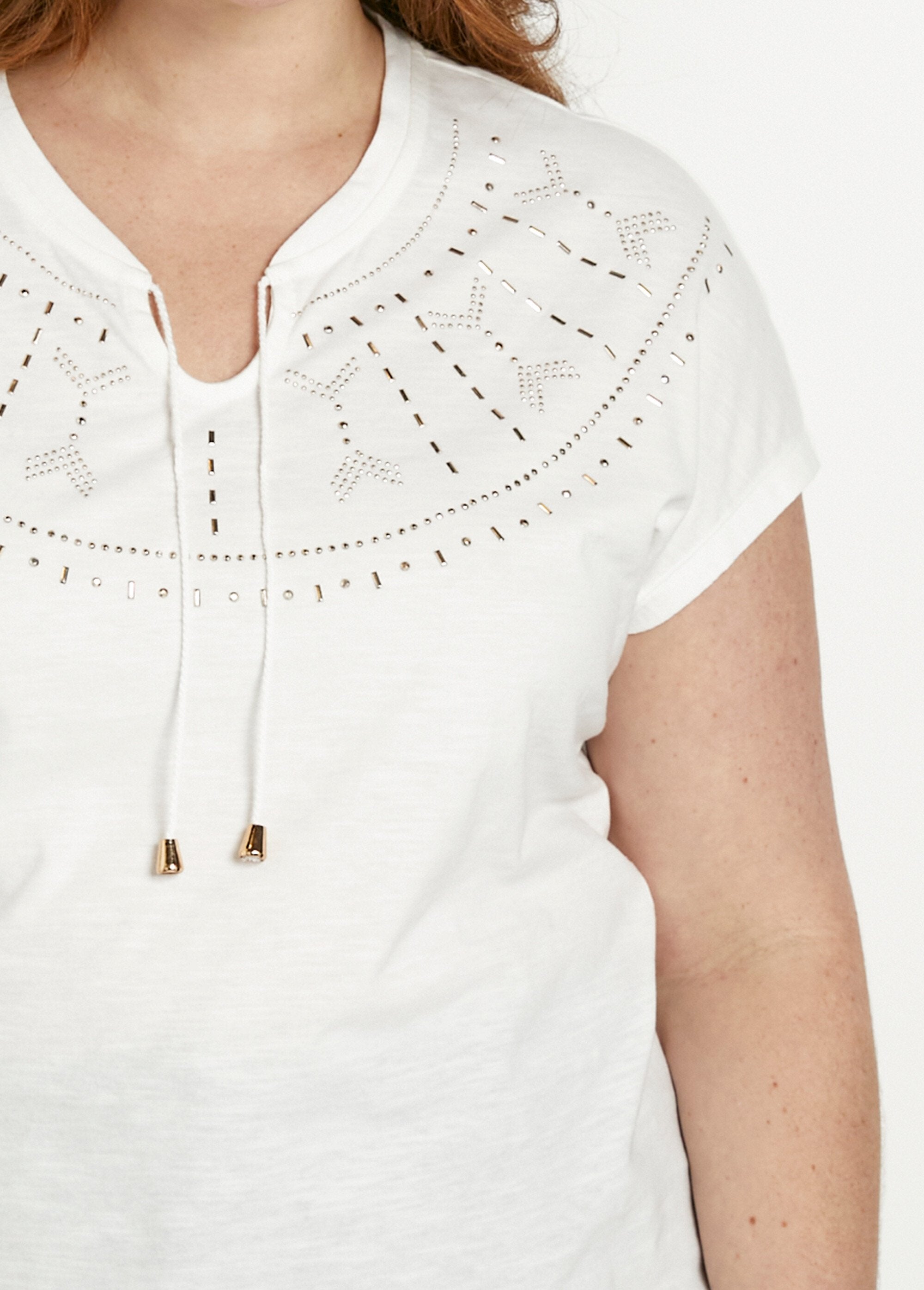 Effen_T-shirt_met_studs_in_vlammensteek_Blanc_casse_DE1_curvy