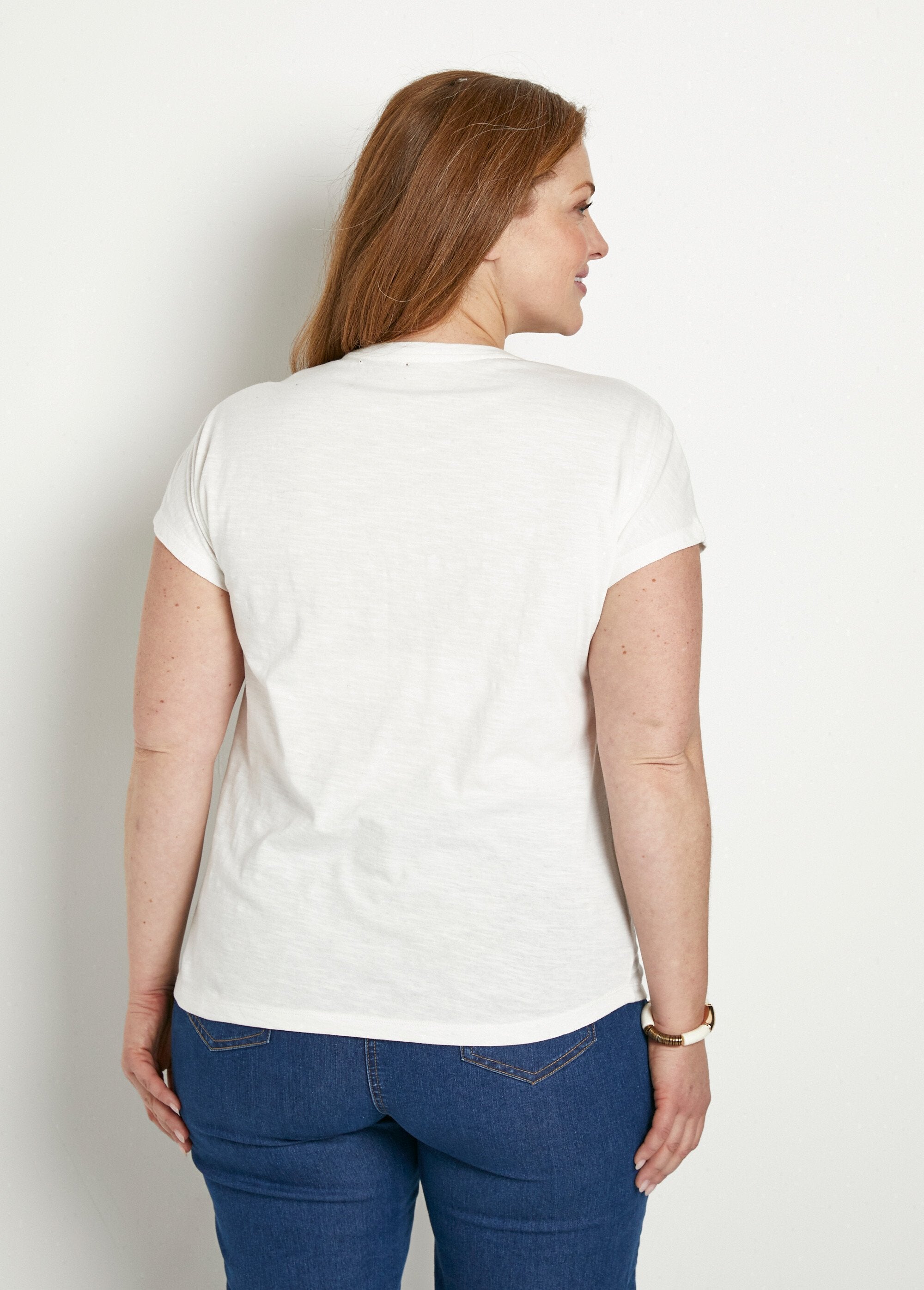 Effen_T-shirt_met_studs_in_vlammensteek_Blanc_casse_DO1_curvy