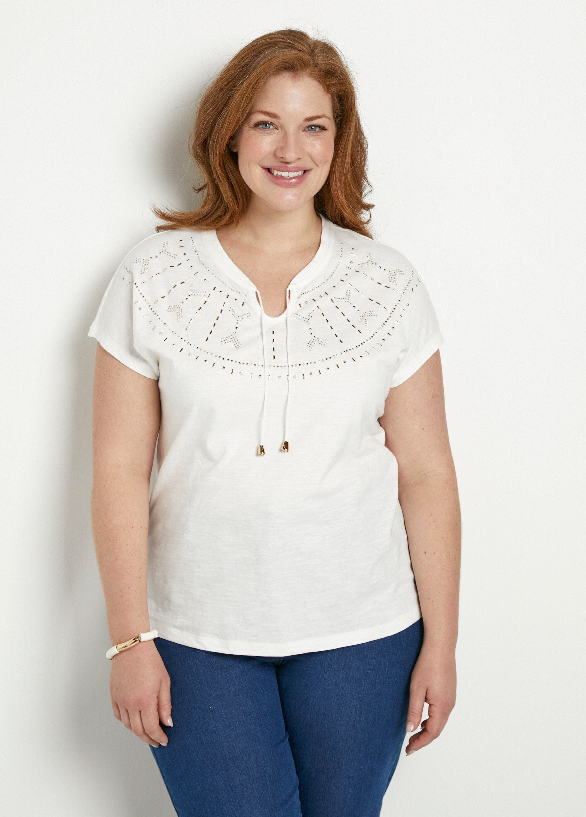 Effen_T-shirt_met_studs_in_vlammensteek_Blanc_casse_FA1_curvy