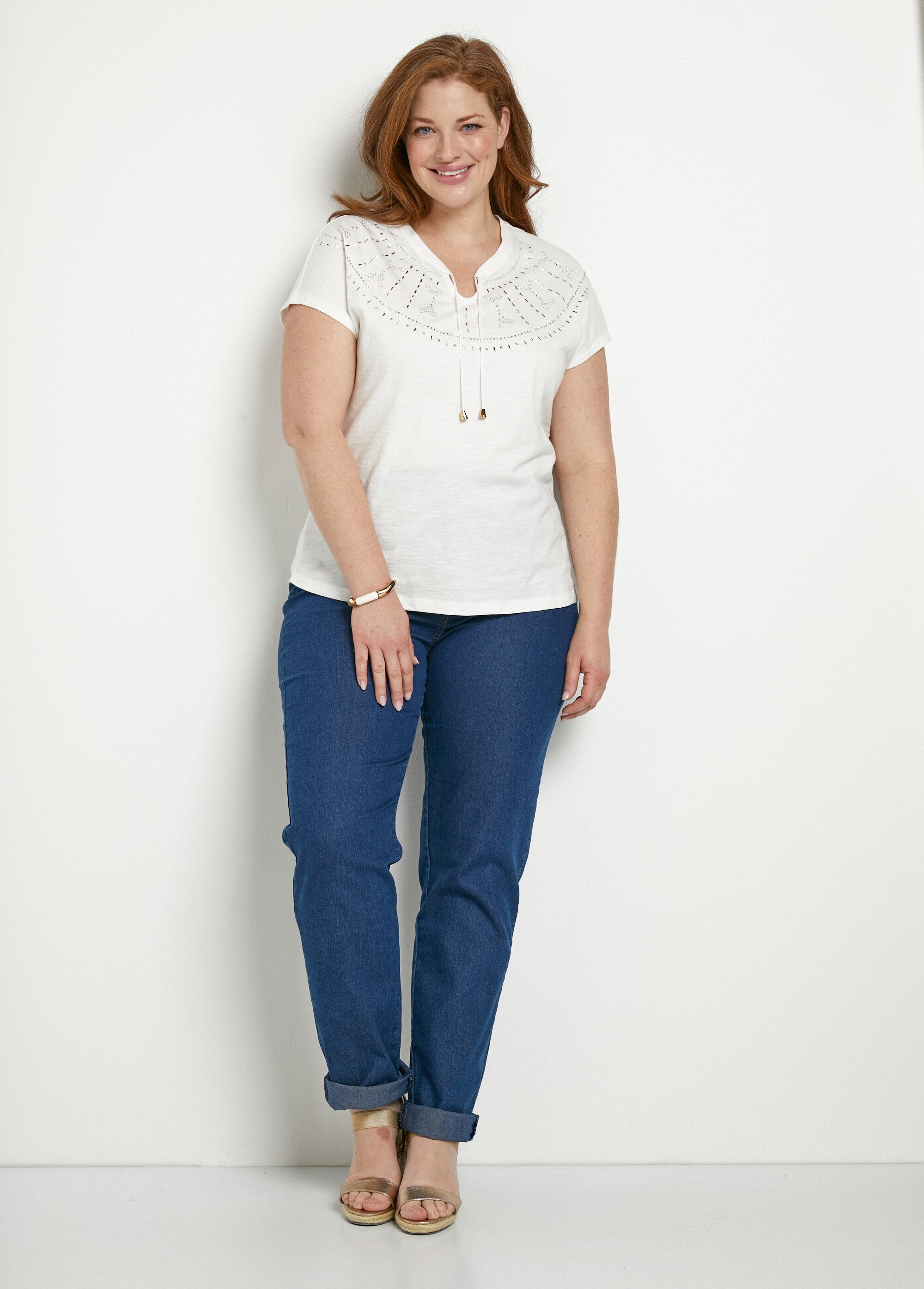 Effen_T-shirt_met_studs_in_vlammensteek_Blanc_casse_SF1_curvy