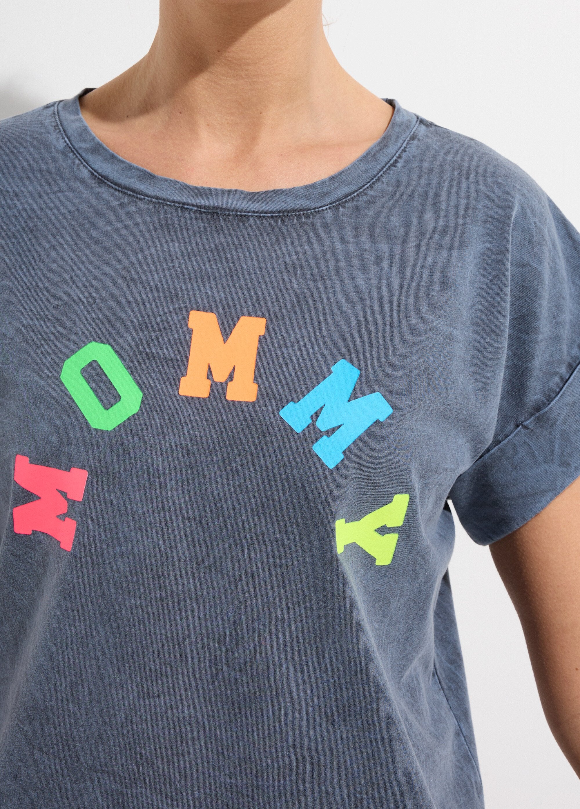 Verschoten_T-shirt_met_mama_Gris_DE1_slim