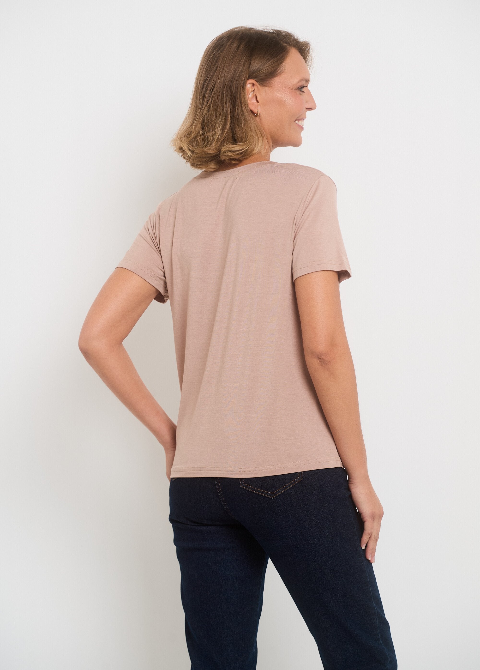 Vloeiend_V-hals_T-shirt_met_korte_mouwen_Taupe_DO1_slim