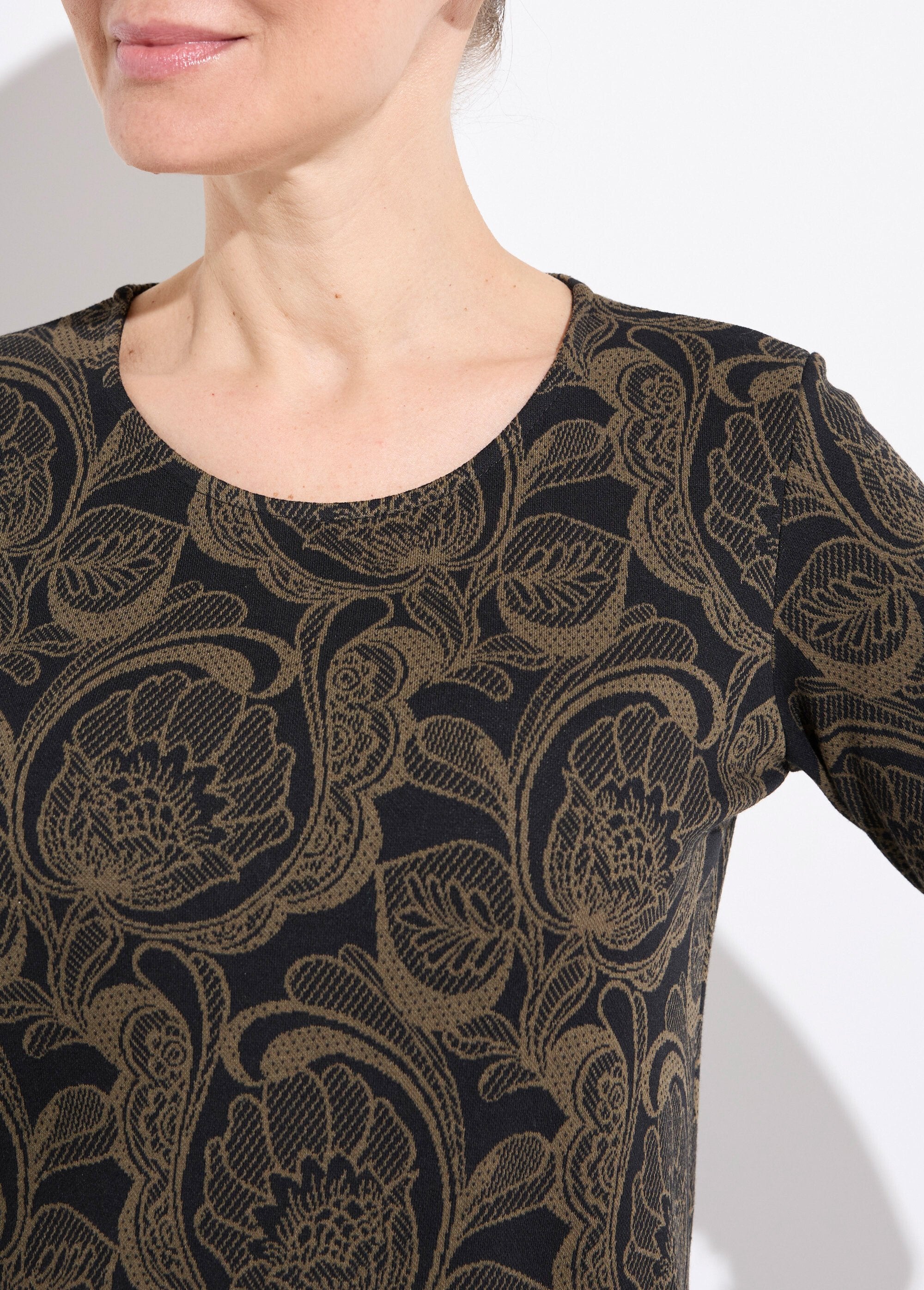 Gebloemd_jacquard_T-shirt_met_ronde_hals_Noir_et_camel_DE1_slim