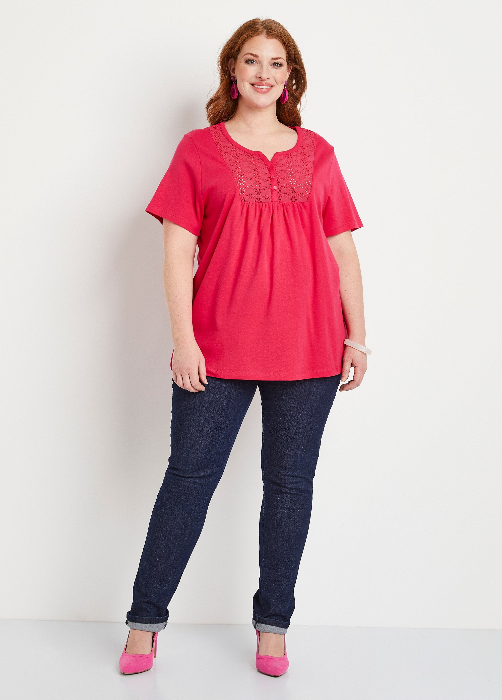 T-shirt_met_lange_knopen_en_broderie_anglaise_borduursel_Framboos_SF1_curvy