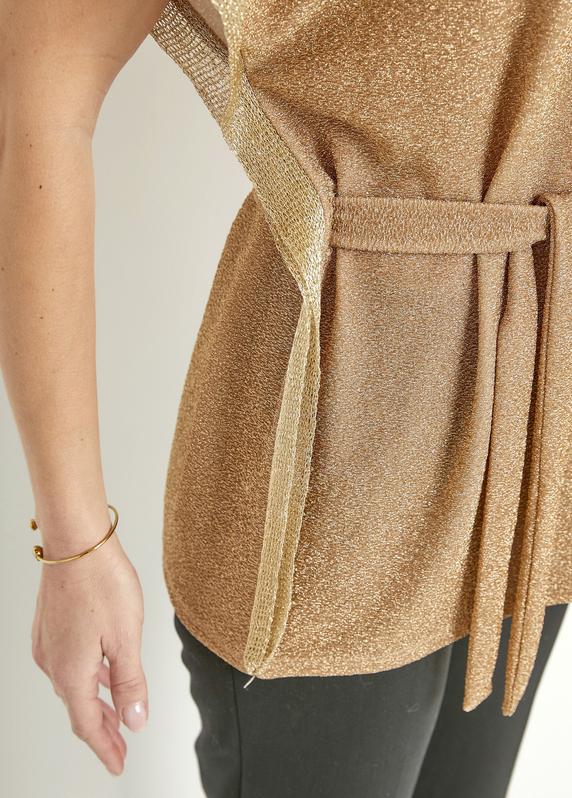Lang_glanzend_gouden_t-shirt_met_vleermuismouwen_Dore_DE3_slim