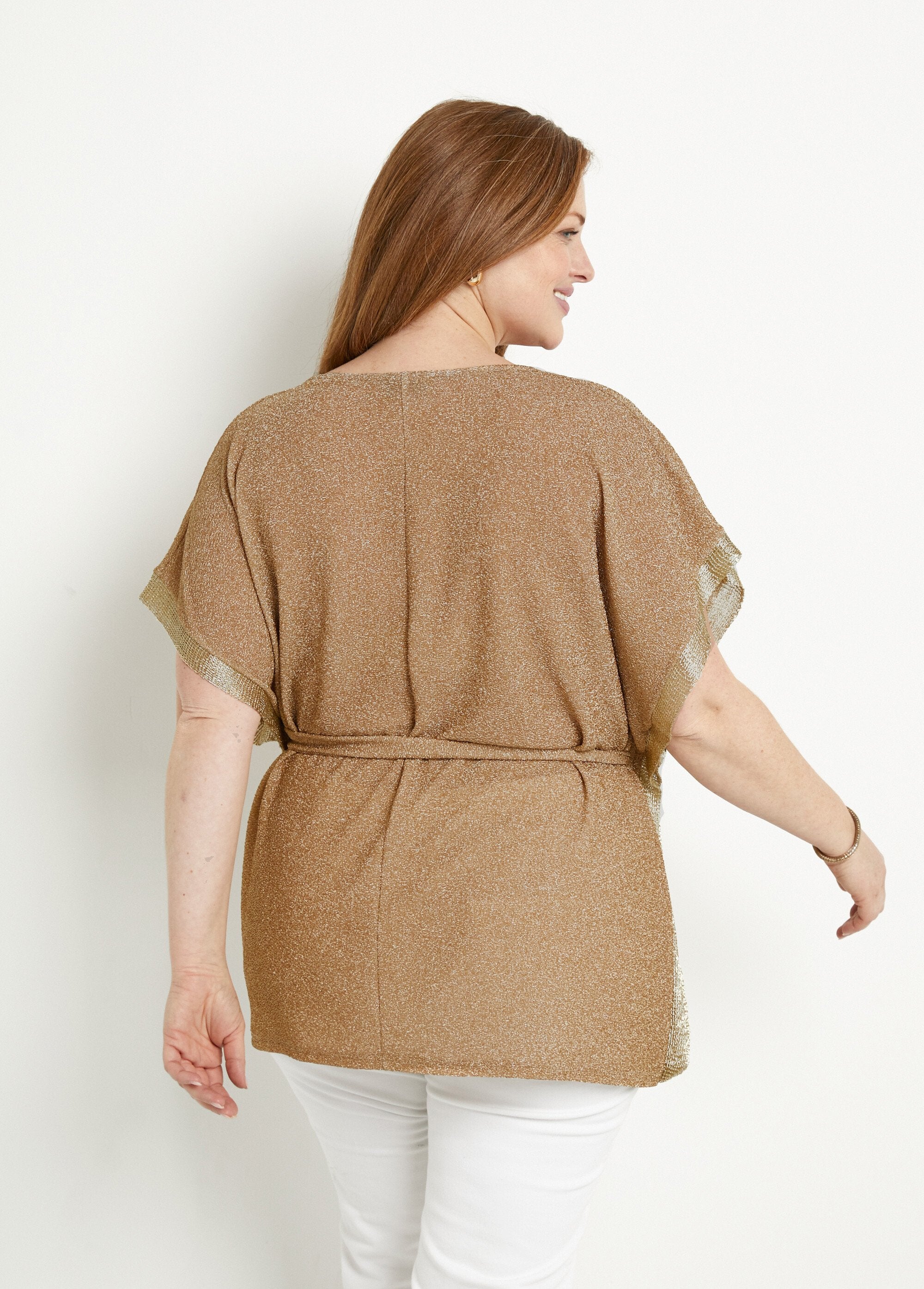 Lang_glanzend_gouden_t-shirt_met_vleermuismouwen_Dore_DO1_curvy