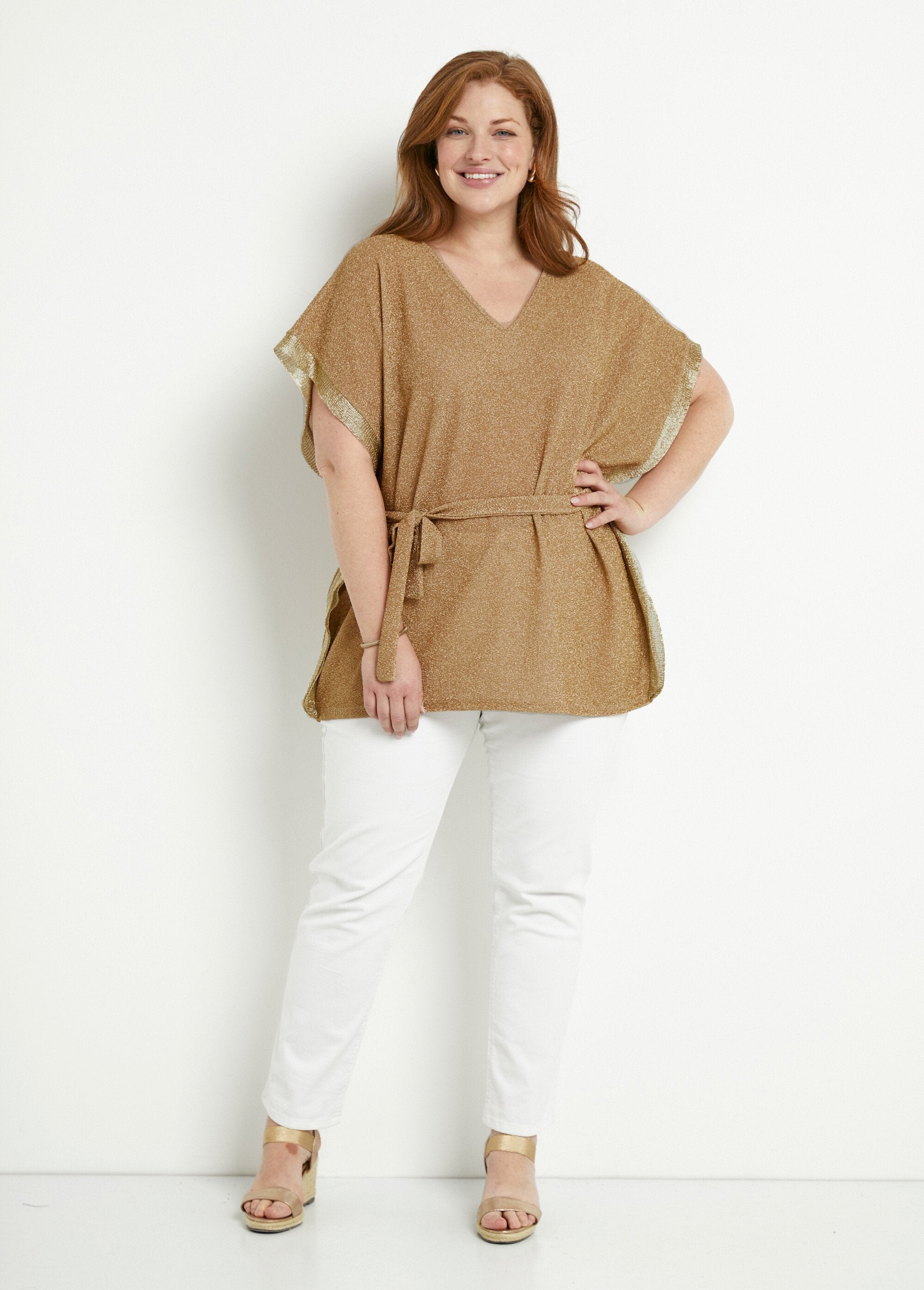 Lang_glanzend_gouden_t-shirt_met_vleermuismouwen_Dore_SF1_curvy