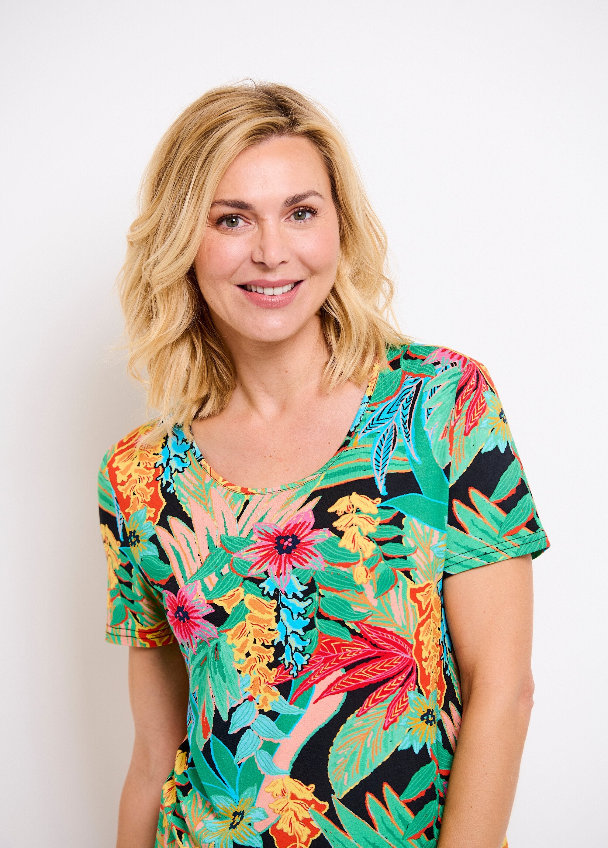 Lang_T-shirt_met_ronde_hals_en_exotische_print,_korte_mouwen_Fond_noir_DE1_slim