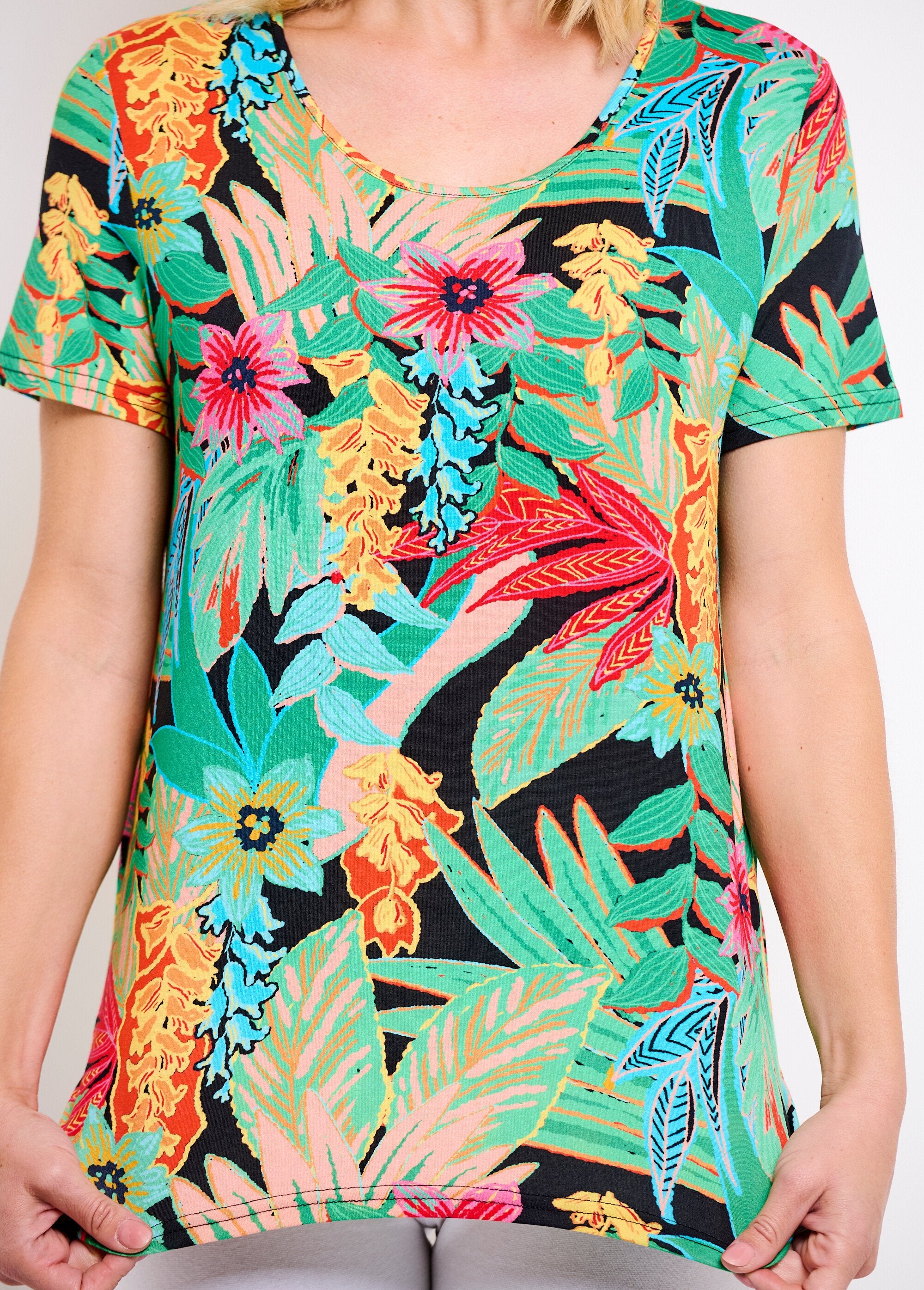 Lang_T-shirt_met_ronde_hals_en_exotische_print,_korte_mouwen_Fond_noir_DE2_slim