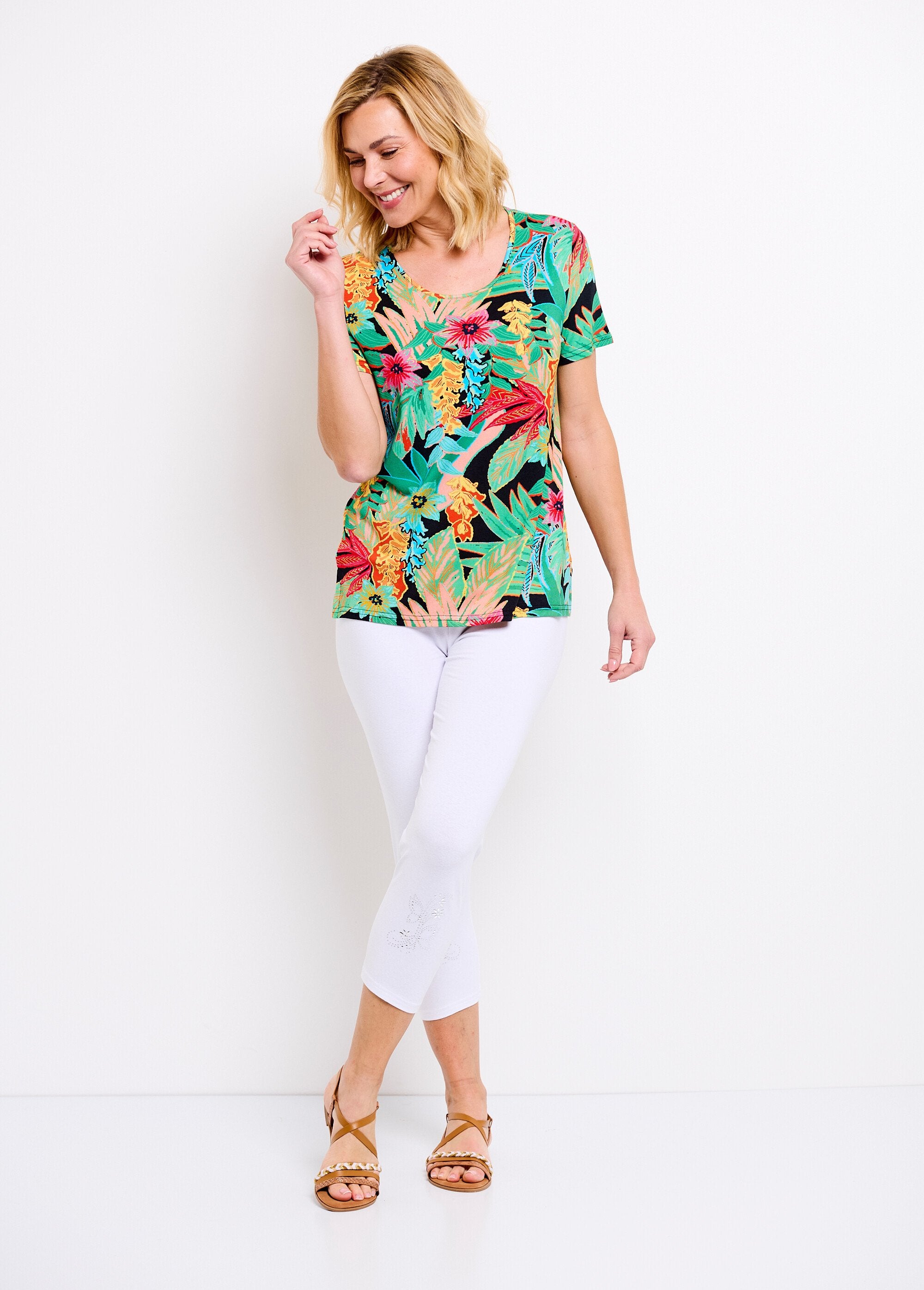 Lang_T-shirt_met_ronde_hals_en_exotische_print,_korte_mouwen_Fond_noir_SF1_slim