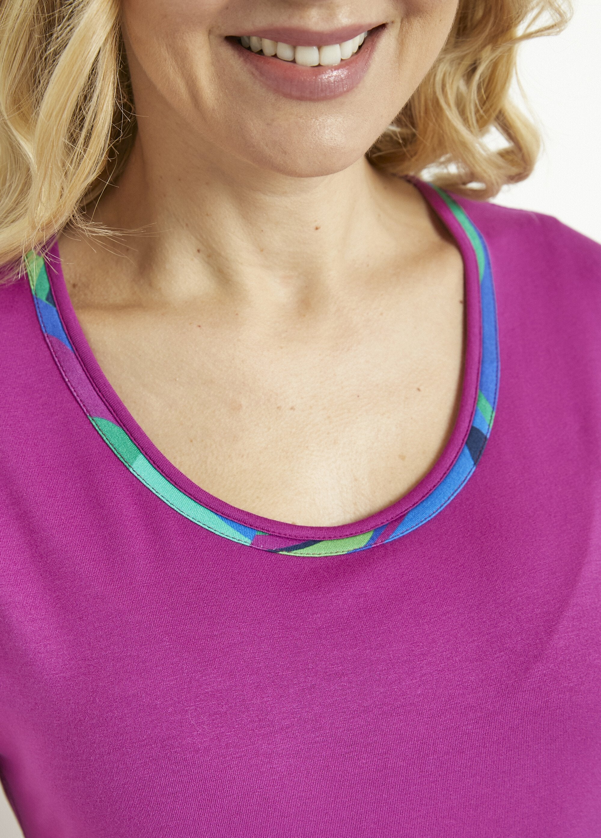 Lang_T-shirt_met_ronde_hals,_effen_of_bedrukt,_korte_mouwen_Uni_cassis_DE2_slim