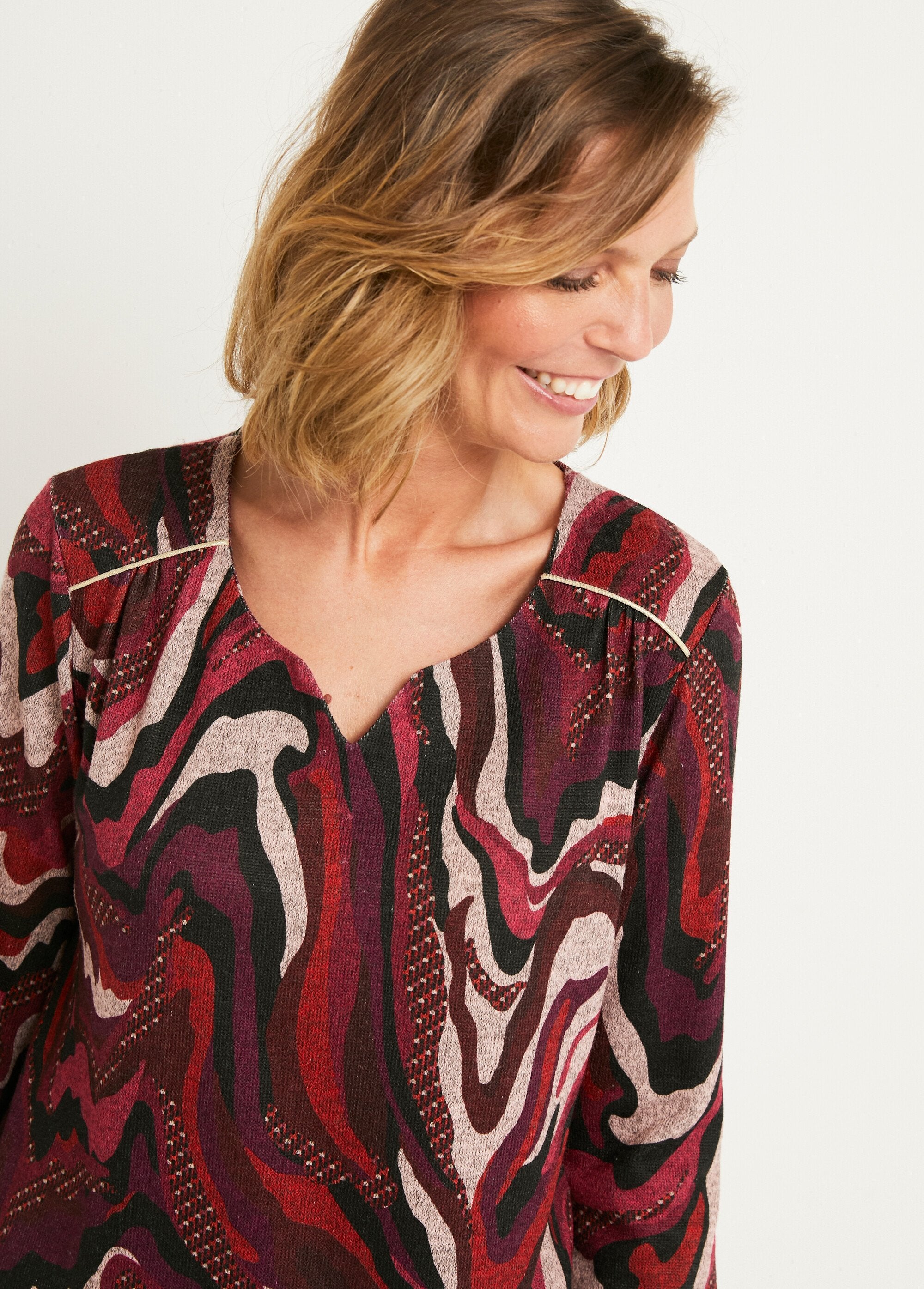 Lang_uitlopend_T-shirt_met_ronde_hals_en_grafische_print_Imprime_cassis_DE1_slim