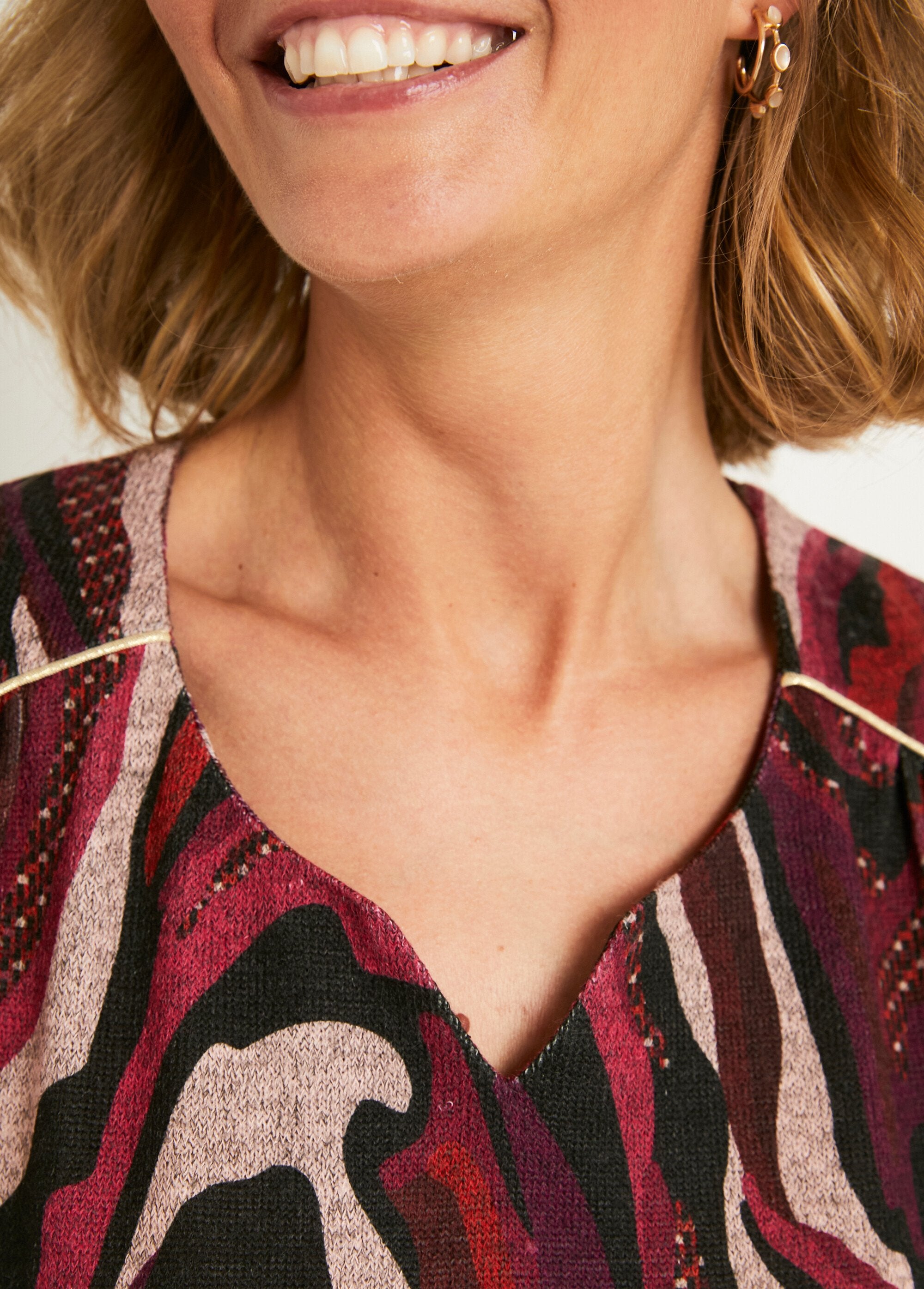 Lang_uitlopend_T-shirt_met_ronde_hals_en_grafische_print_Imprime_cassis_DE3_slim