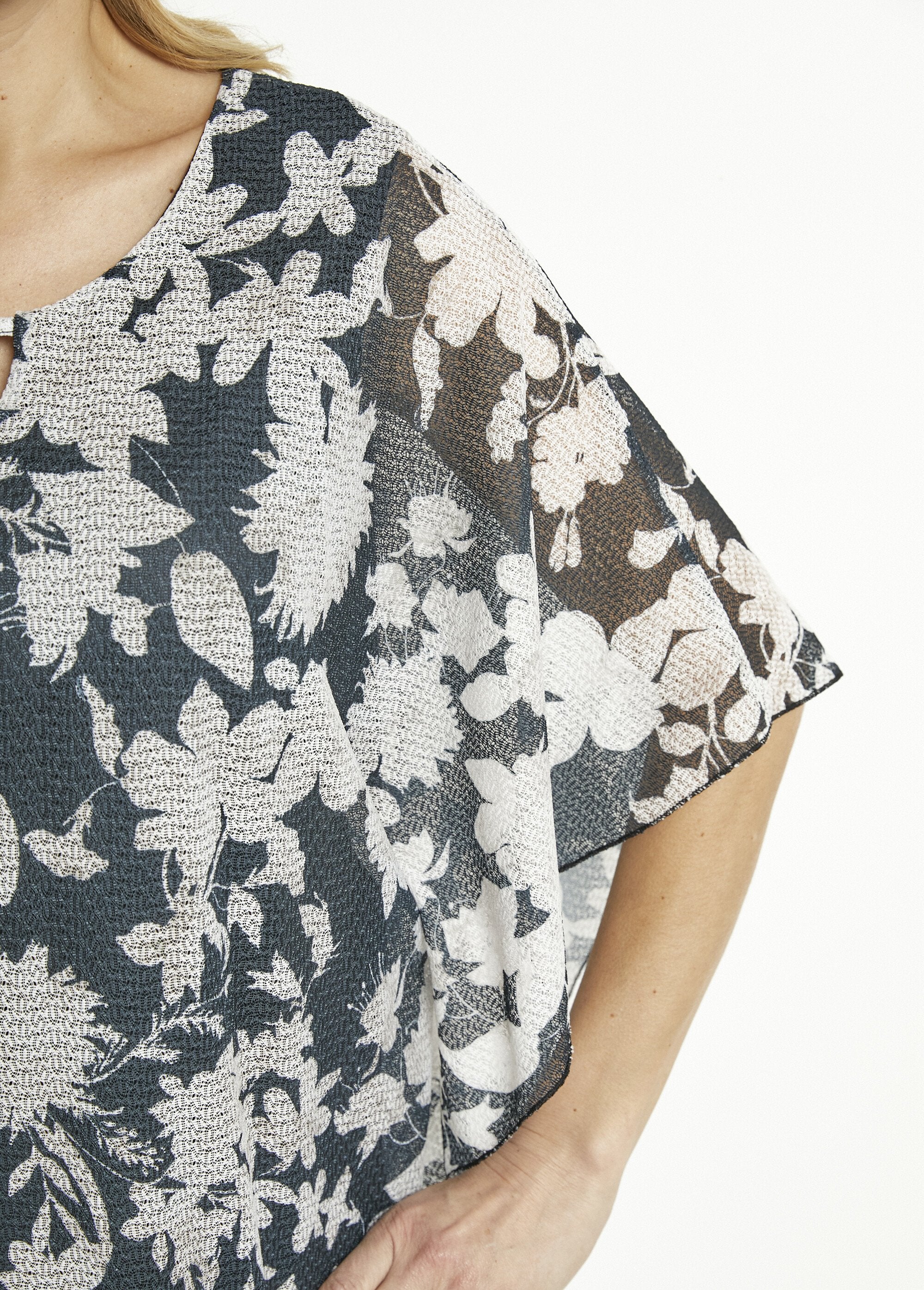 Lang_gebloemd_t-shirt_met_vleermuismouwen_Noir_et_ecru_DE2_slim