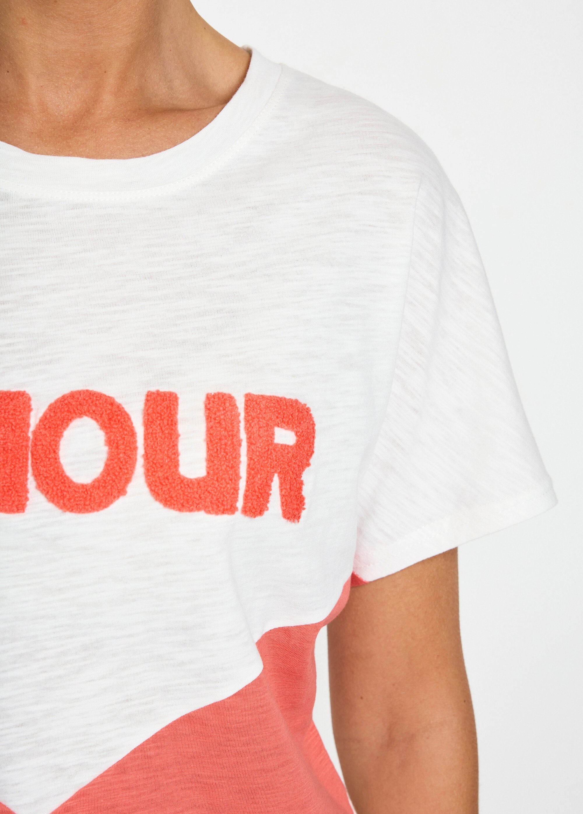 Tweekleurig_gebreid_T-shirt_met_boodschap_Corail_et_blanc_DE2_slim