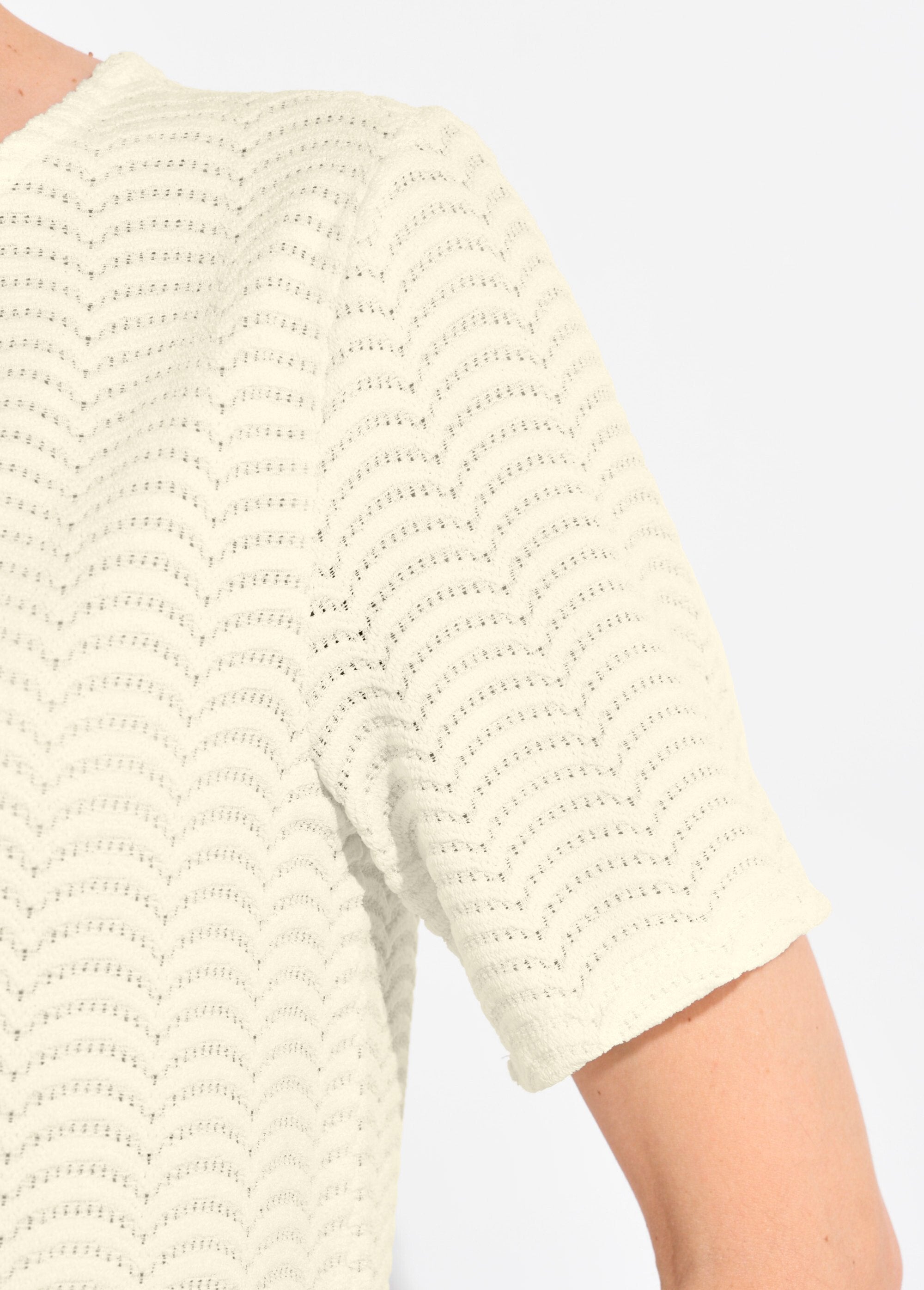 Gebreid_T-shirt_met_schubbenpatroon_Beige_DE3_slim