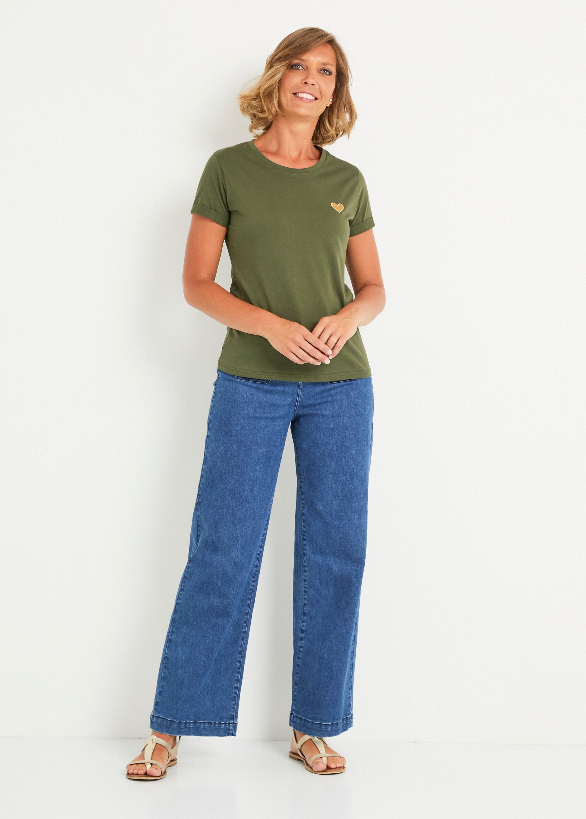 T-shirt_met_ronde_hals_en_hartjesborduursel_op_de_borst_Kaki_SF1_slim