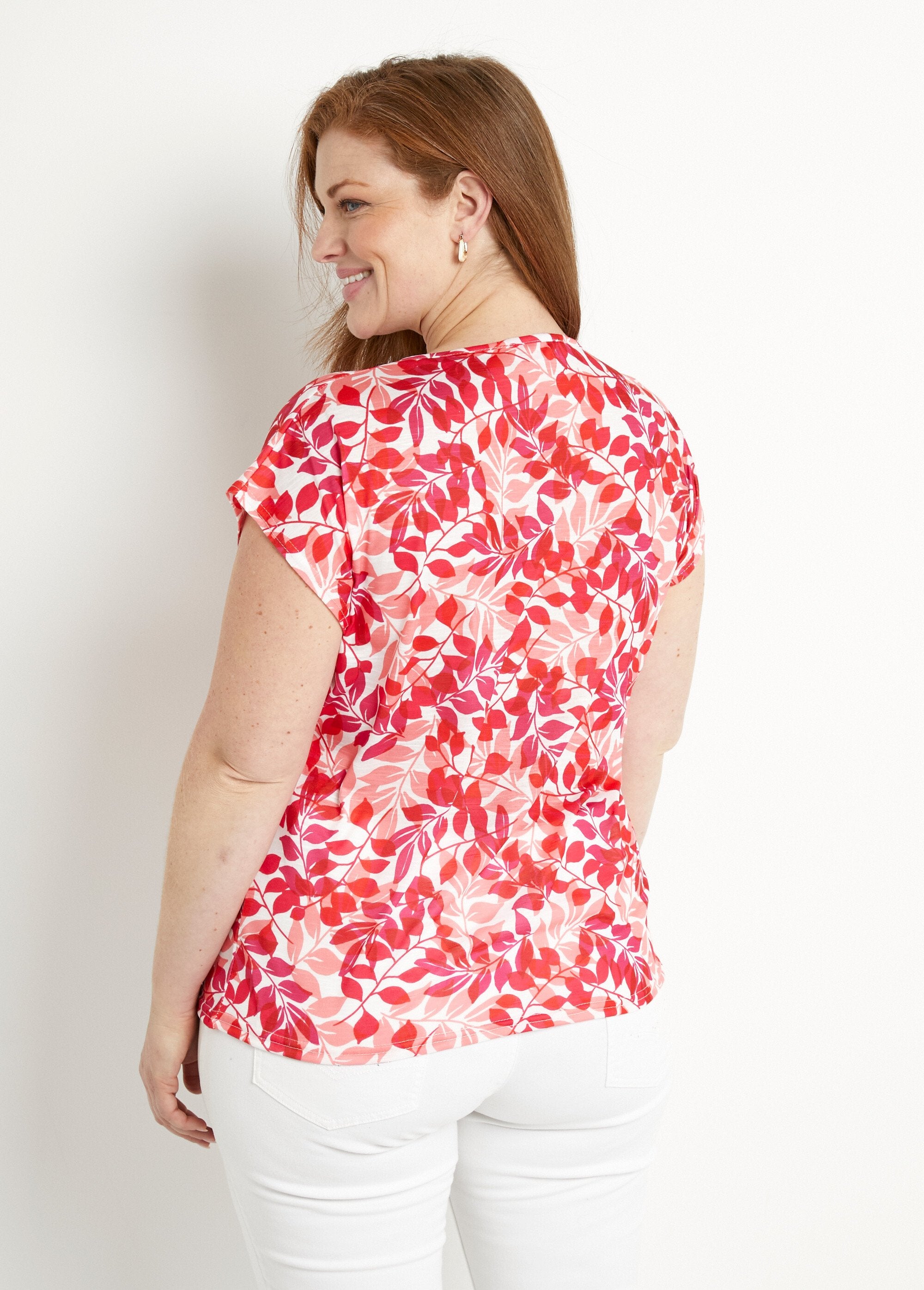 T-shirt_met_korte_mouwen_en_ronde_hals_met_gebladerteprint_Rouge_et_rose_DO1_curvy