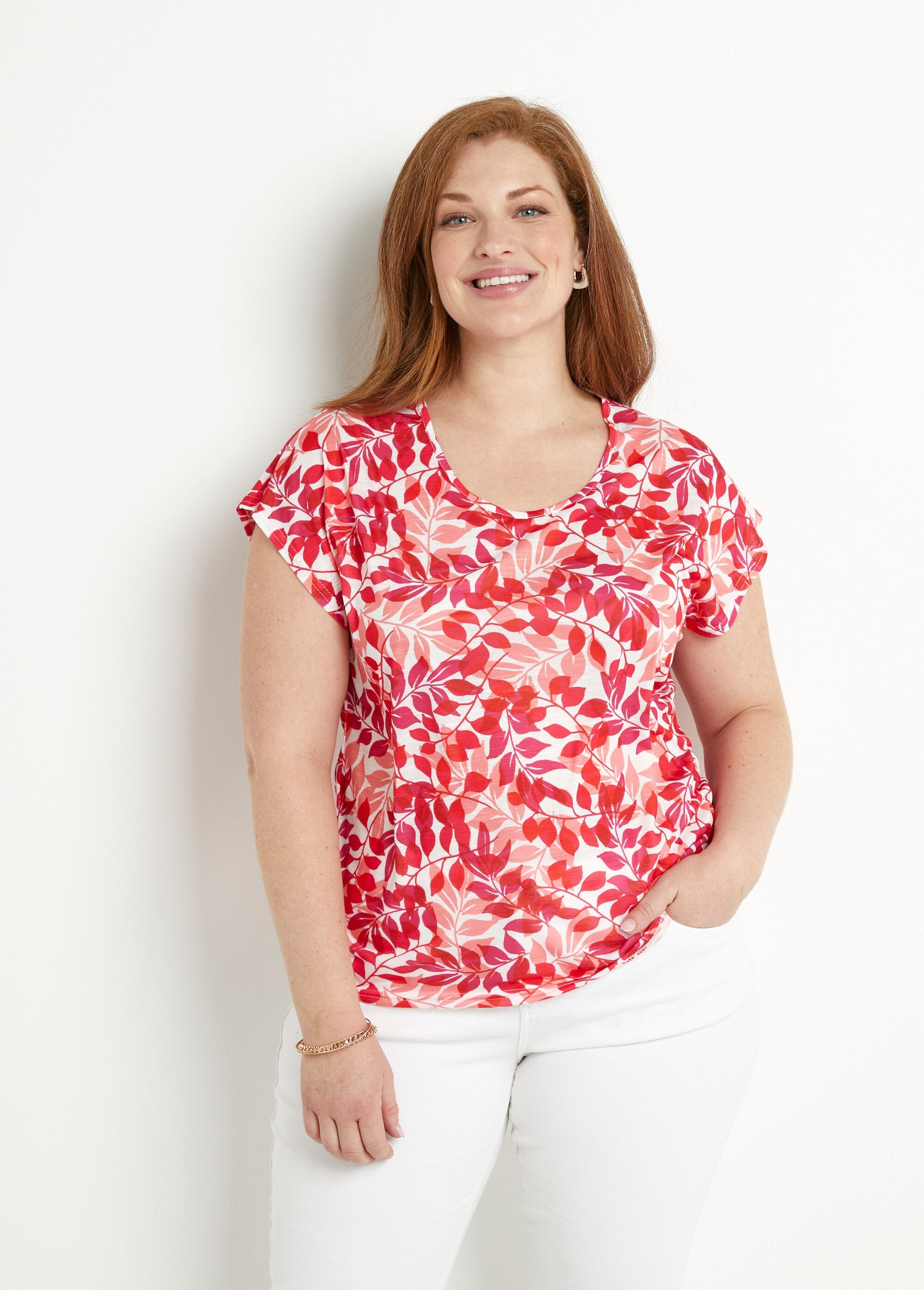 T-shirt_met_korte_mouwen_en_ronde_hals_met_gebladerteprint_Rouge_et_rose_FA1_curvy