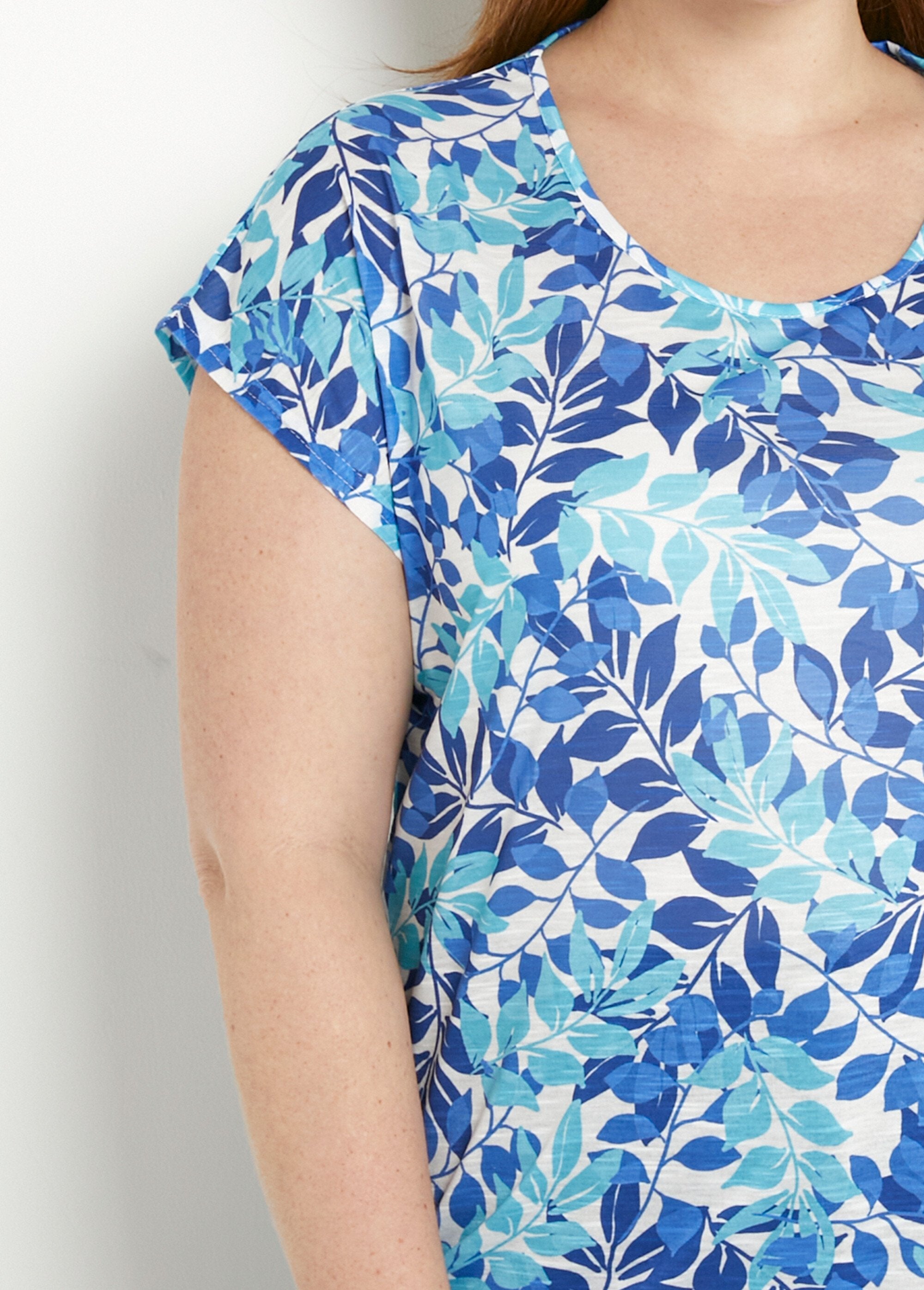 T-shirt_met_korte_mouwen_en_ronde_hals_met_gebladerteprint_Bleu_et_aqua_DE1_curvy