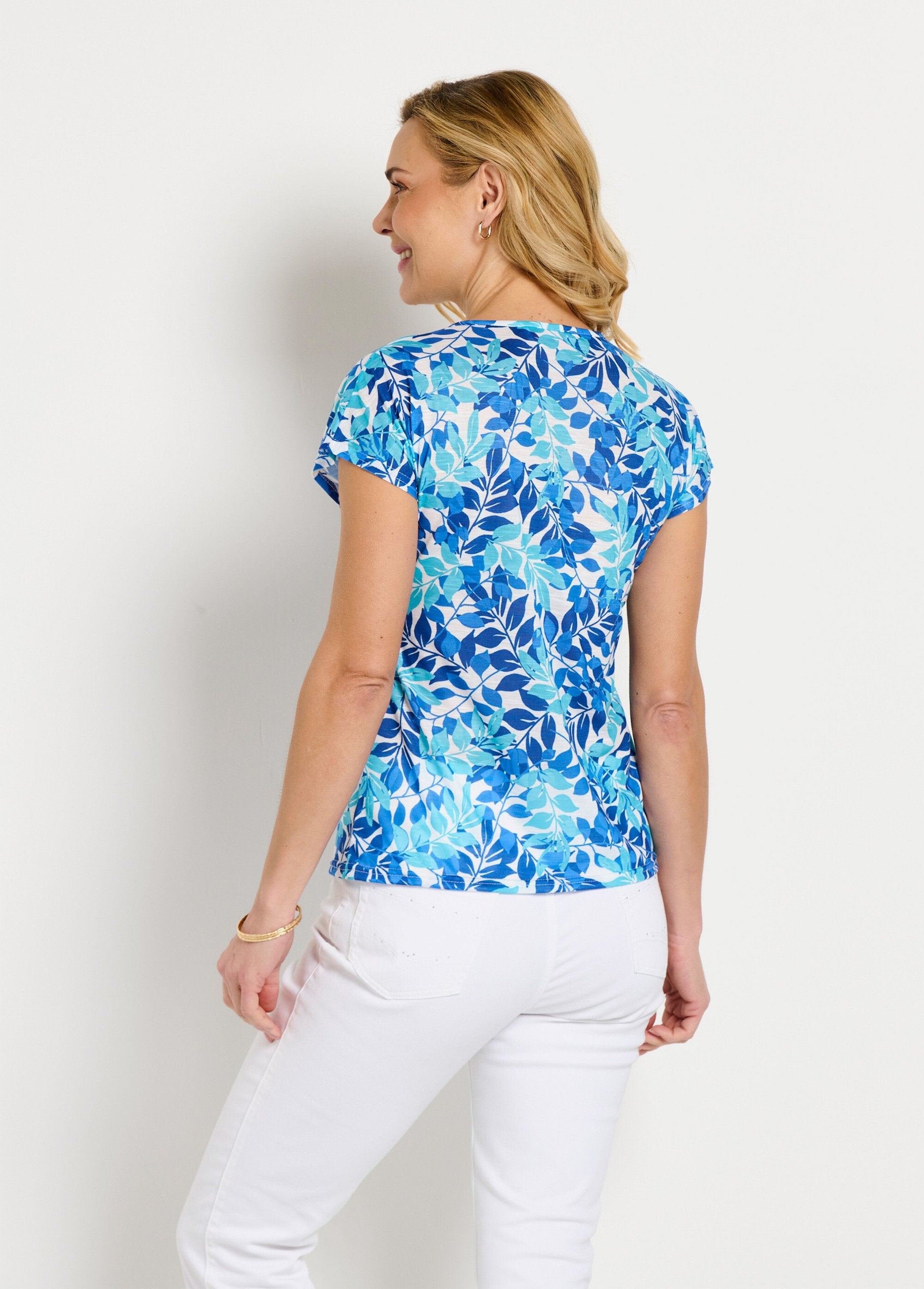 T-shirt_met_korte_mouwen_en_ronde_hals_met_gebladerteprint_Bleu_et_aqua_DO1_slim