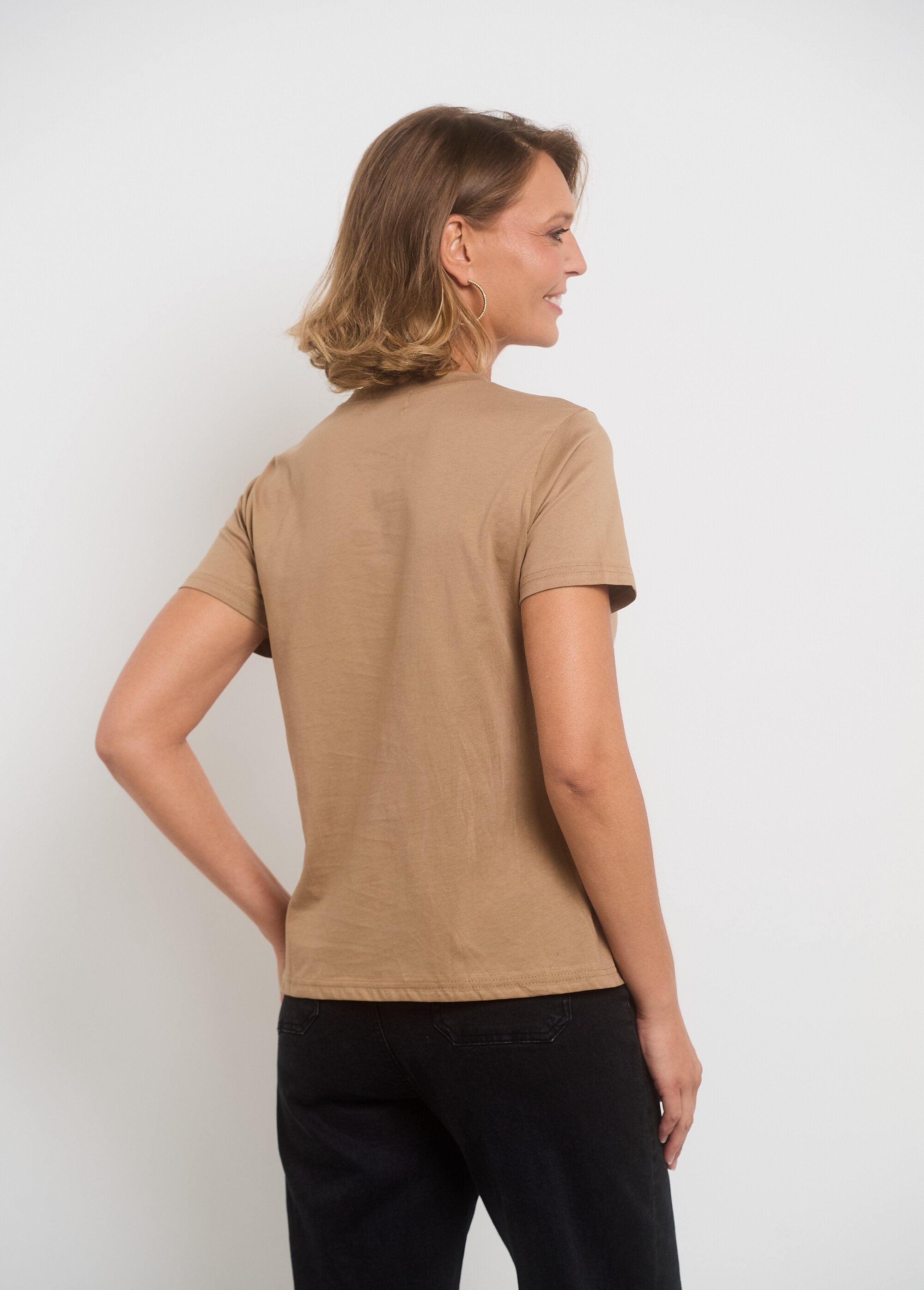 T-shirt_met_korte_mouwen_en_"Madame"-boodschap_Camel_DO1_slim
