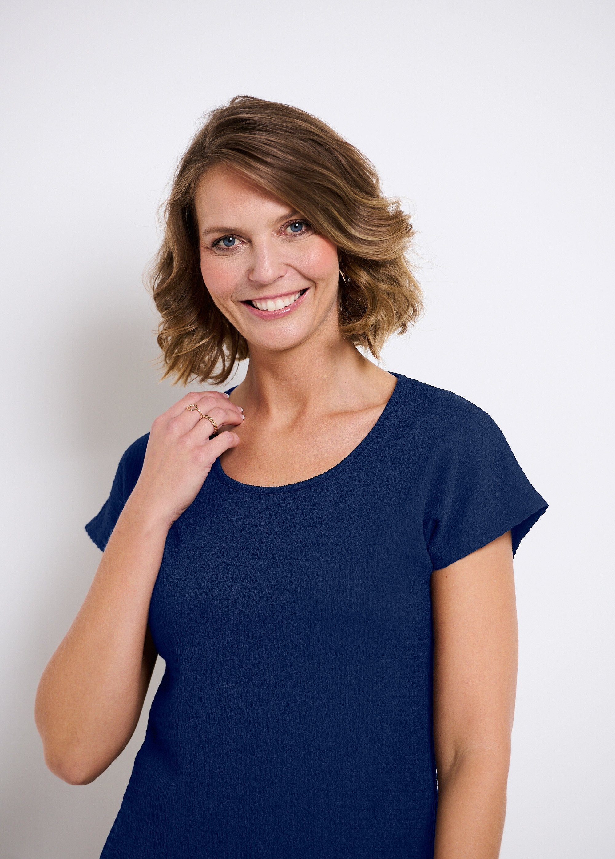 T-shirt_met_korte_mouwen,_effen_of_met_bloemenprint_Uni_marine_DE1_slim