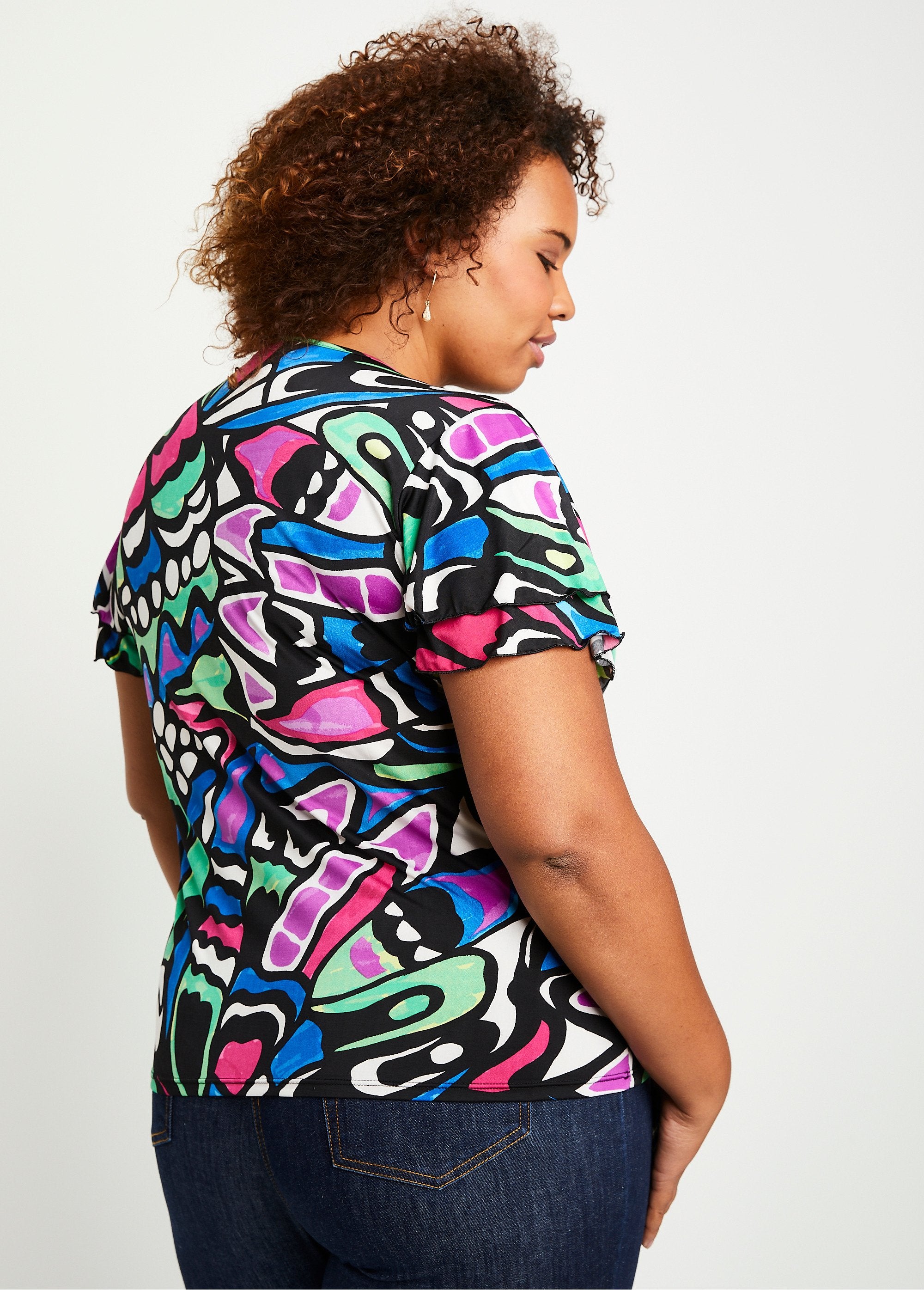 T-shirt_met_korte_mouwen_en_ruches_Zwarte_achtergrond_DO1_curvy