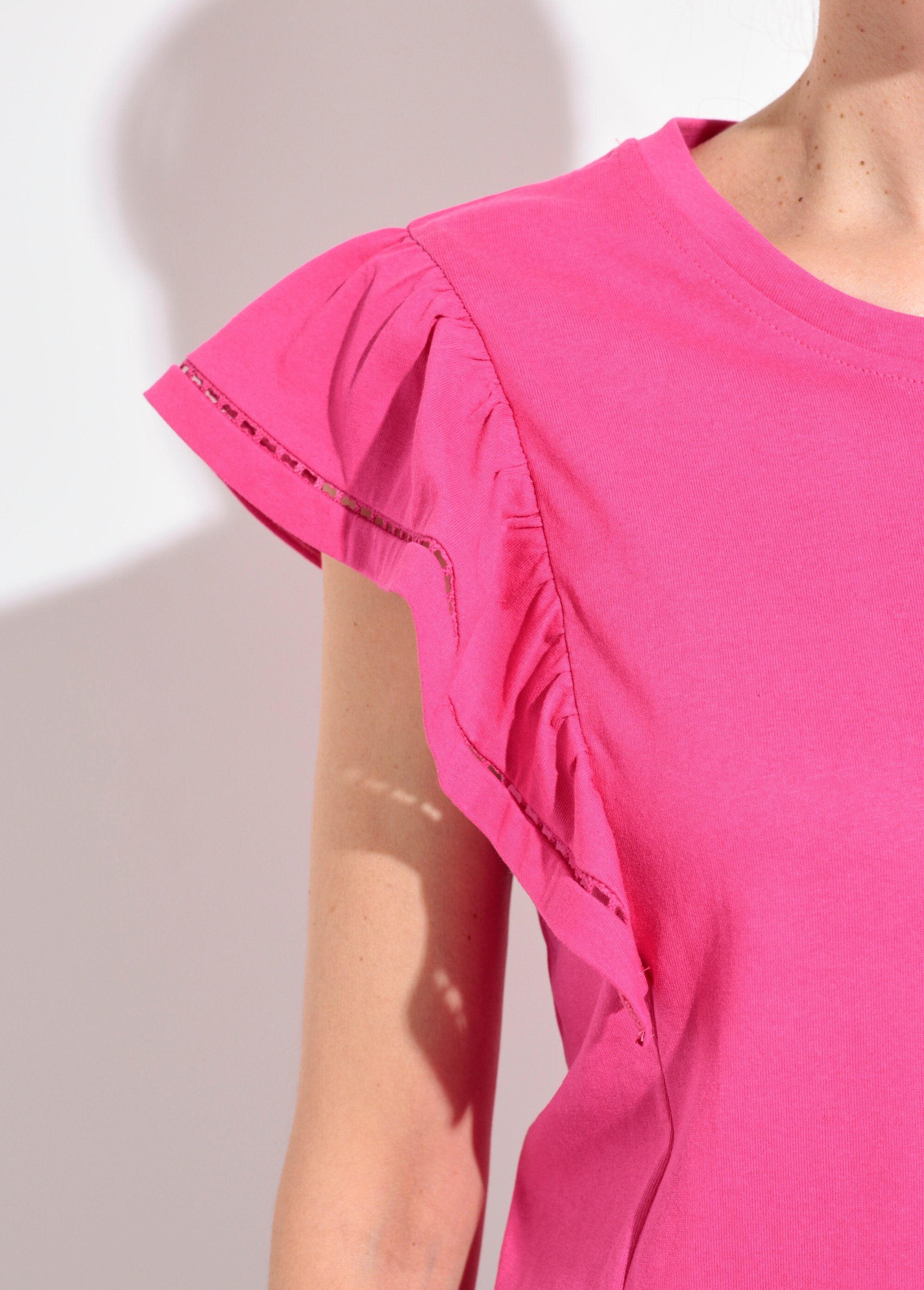 Opengewerkt_T-shirt_met_korte_mouwen_en_ruches_Fuchsia_DE1_slim