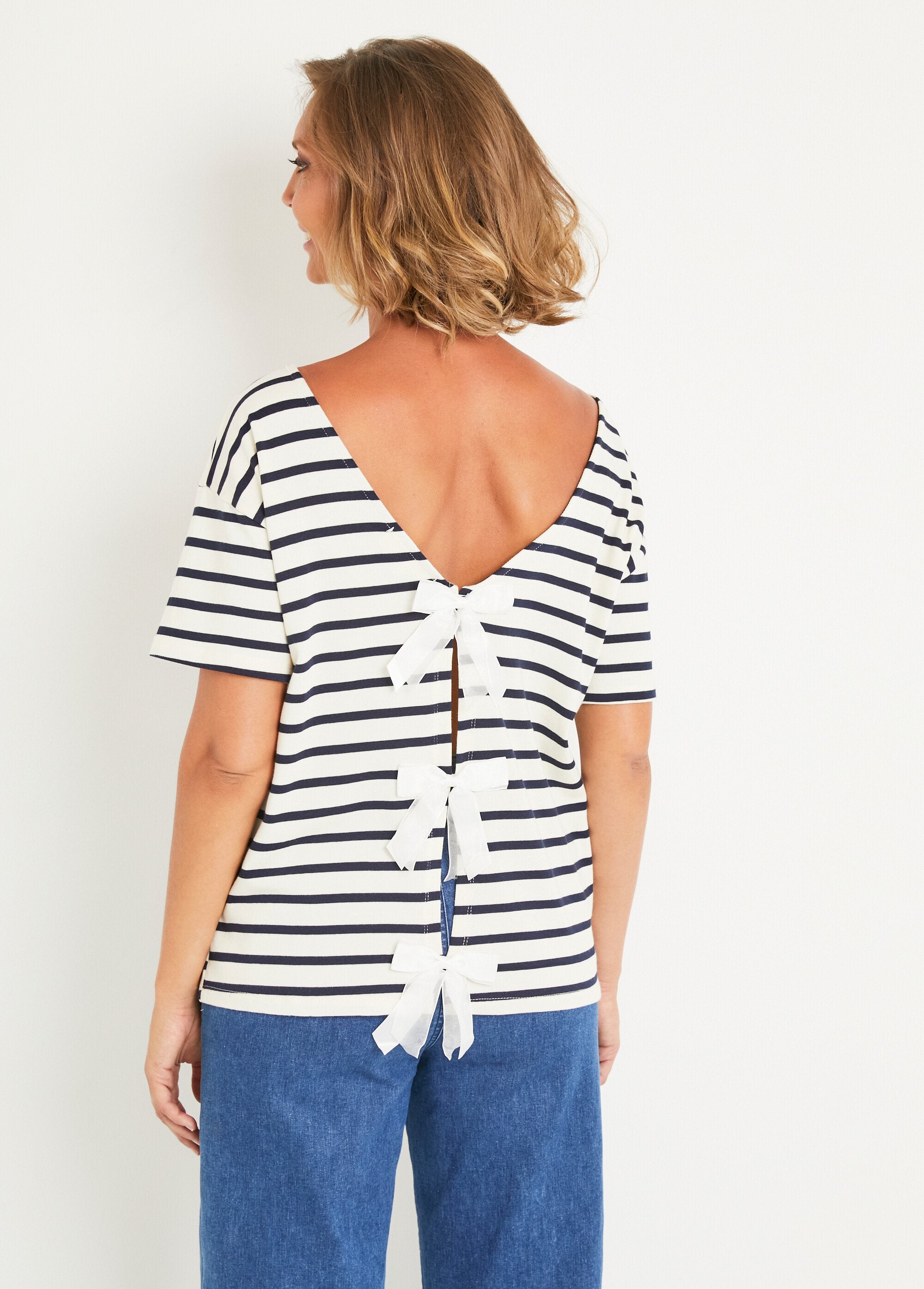 Marine_T-shirt_met_V-hals_en_strikjes_Blanc_raye_bleu_DO1_slim