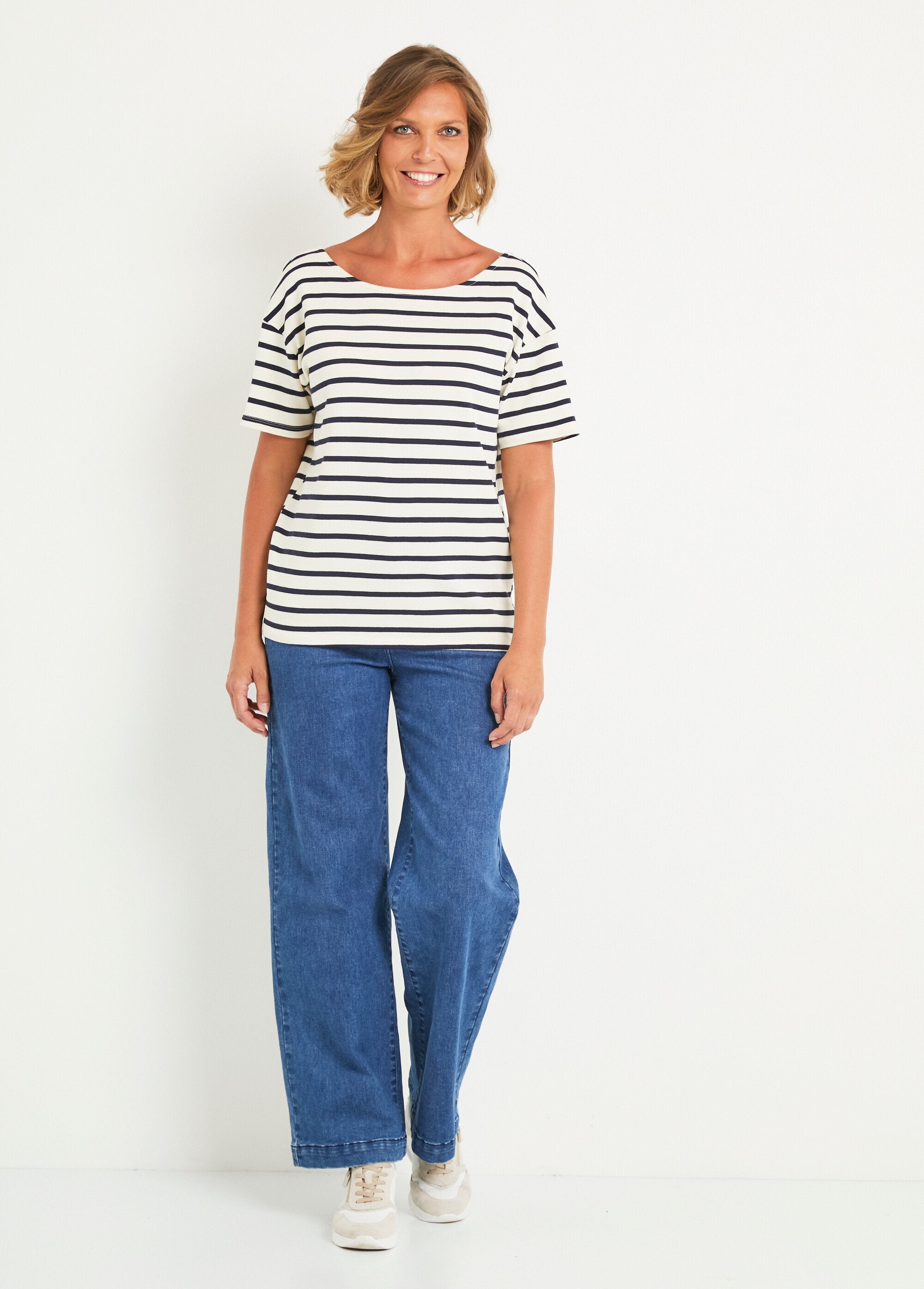 Marine_T-shirt_met_V-hals_en_strikjes_Blanc_raye_bleu_SF1_slim