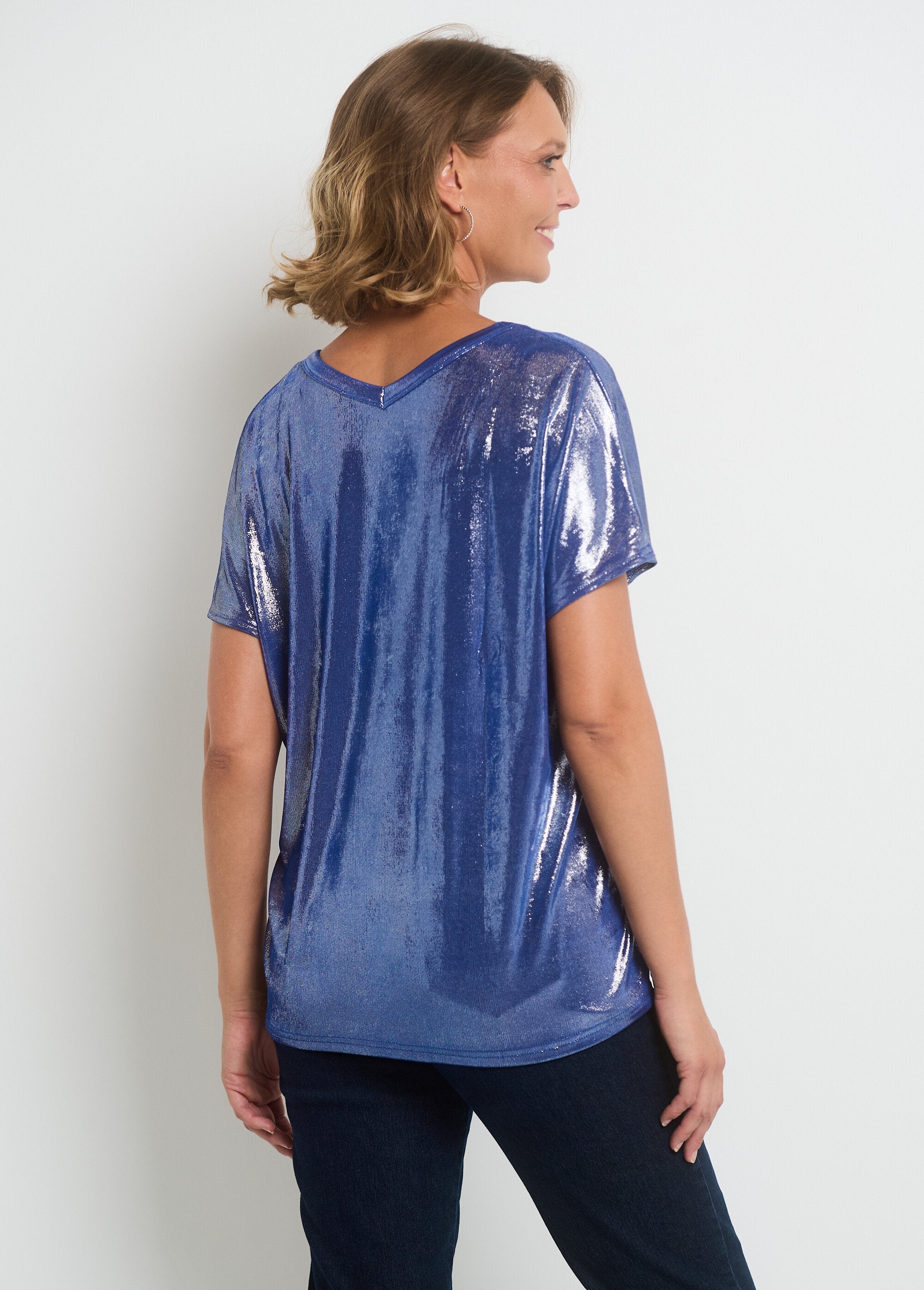 Metallic_T-shirt_met_V-hals_en_aangeknipte_mouwen_Bleu_DO1_slim