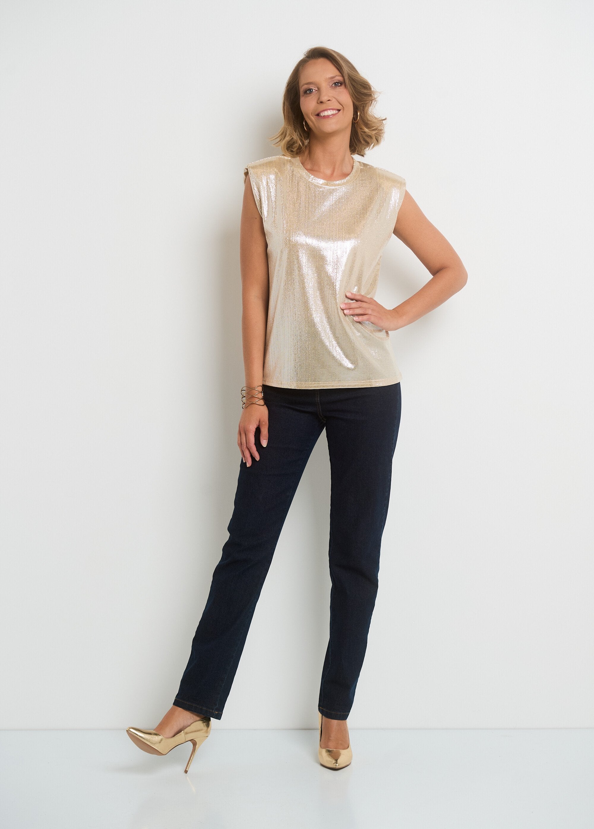 Metallic_mouwloos_T-shirt_met_ronde_hals_Or_SF1_slim