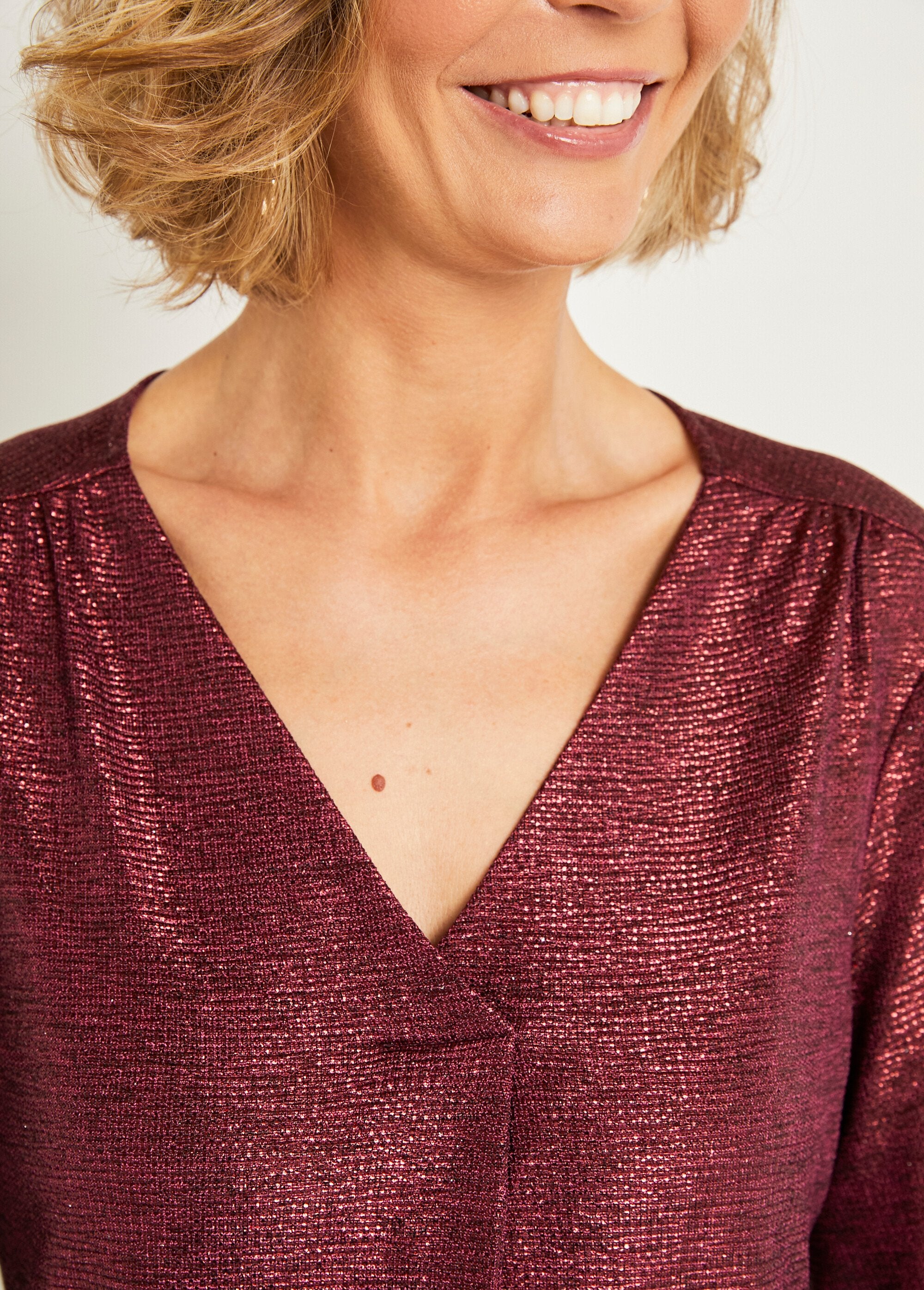 Los_T-shirt_van_glanzend_breisel_met_V-hals,_halflang_Framboise_DE2_slim