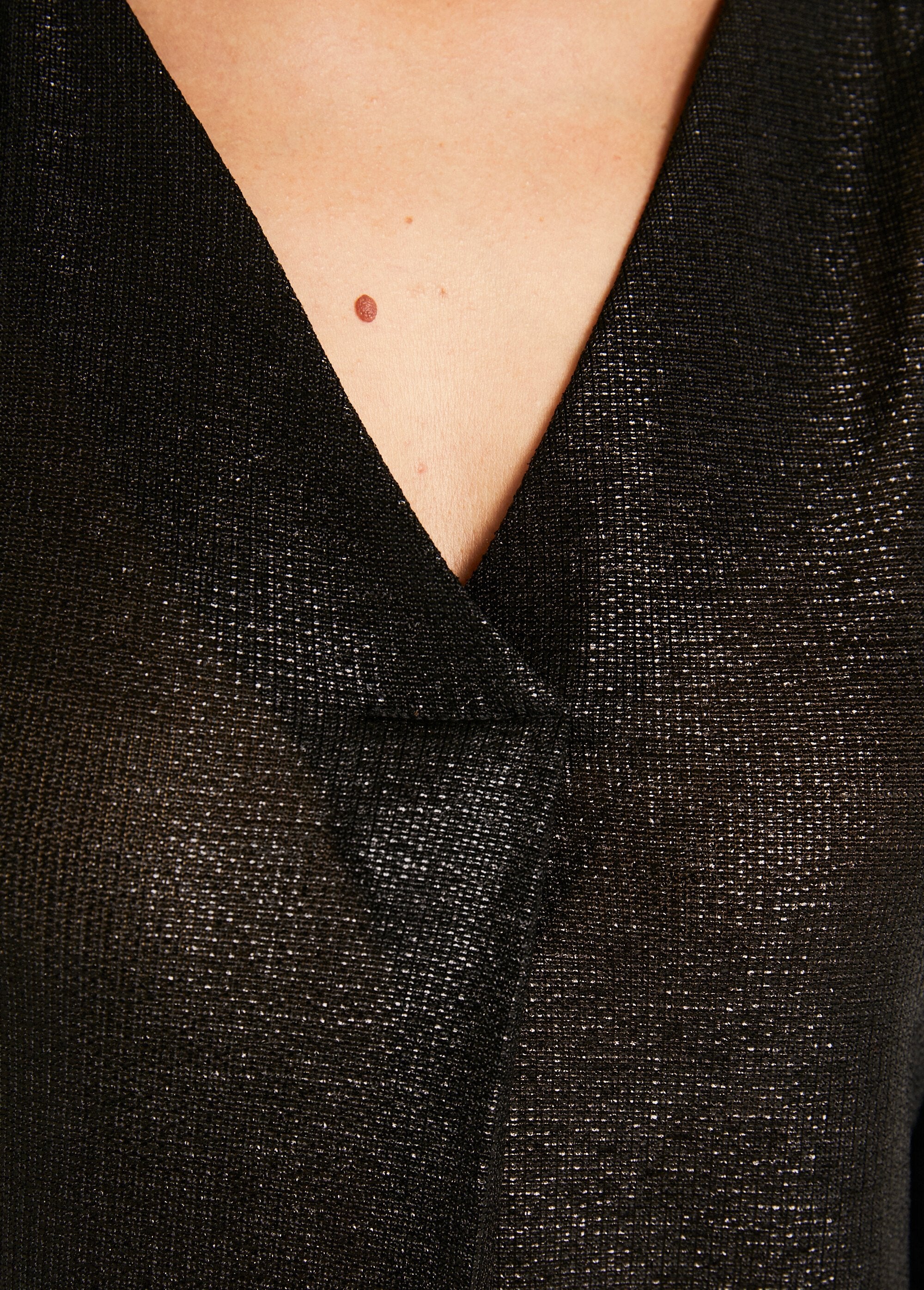 Los_T-shirt_van_glanzend_breisel_met_V-hals,_halflang_Noir_DE2_slim