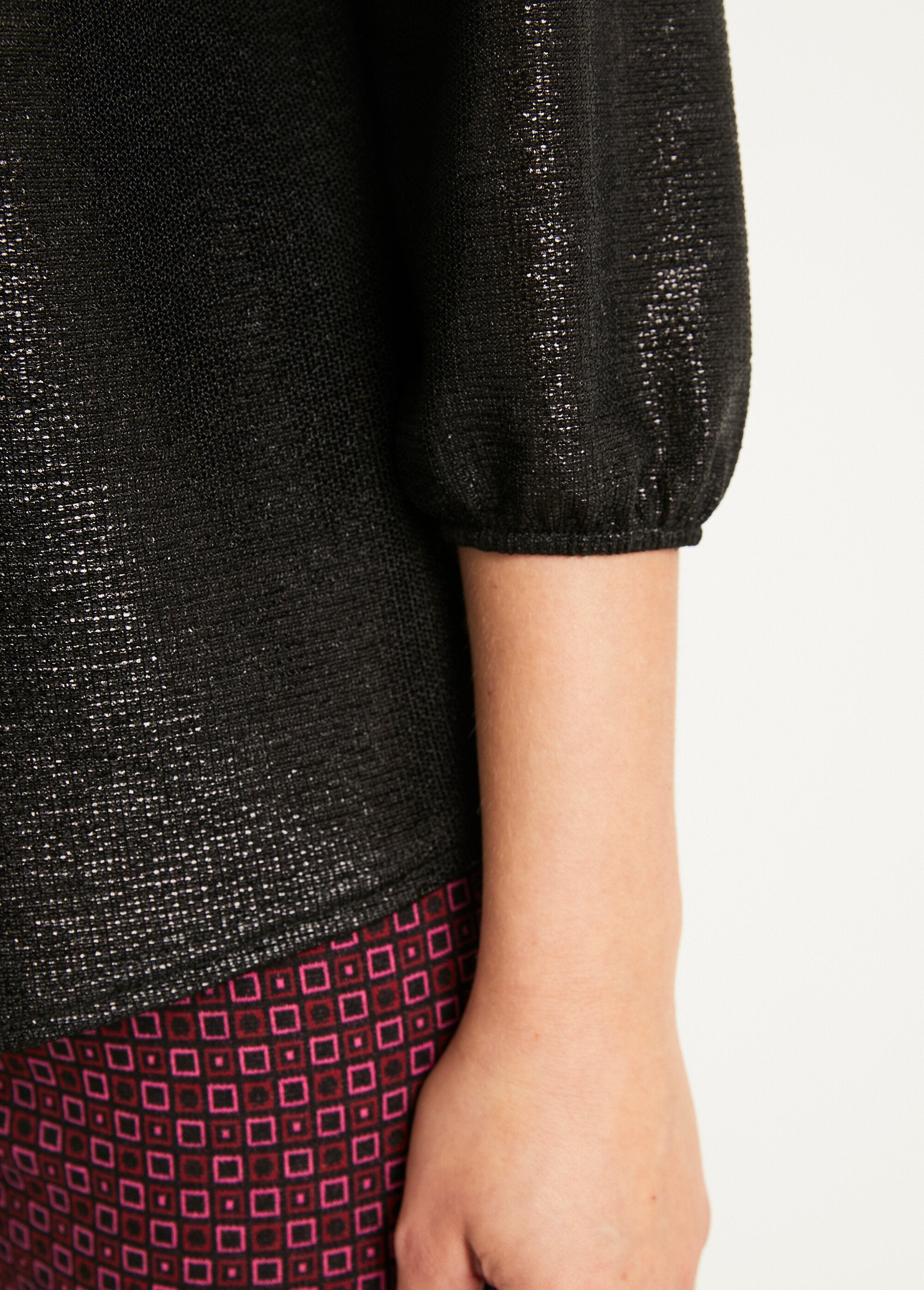 Los_T-shirt_van_glanzend_breisel_met_V-hals,_halflang_Noir_DE3_slim