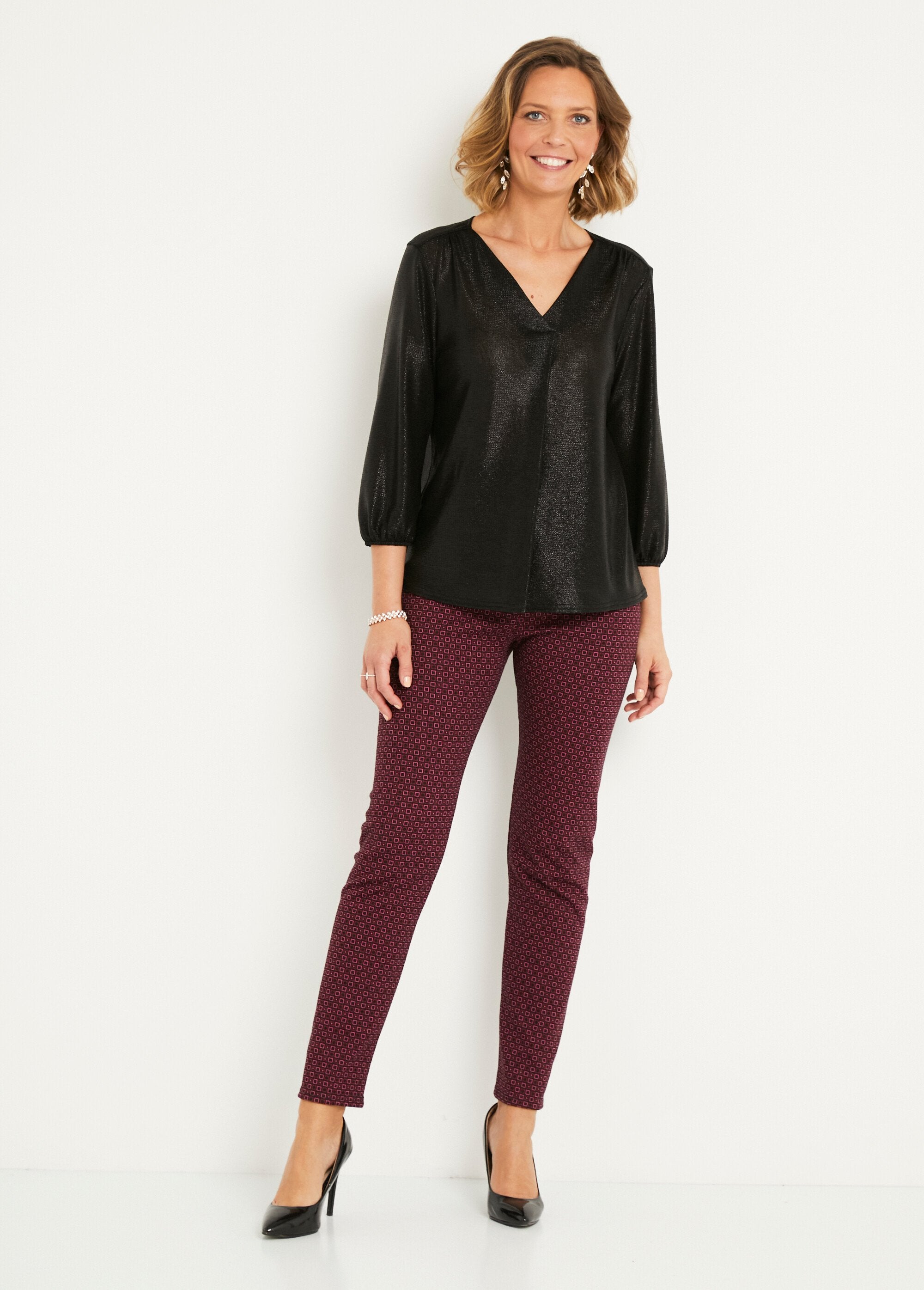 Los_T-shirt_van_glanzend_breisel_met_V-hals,_halflang_Noir_SF1_slim