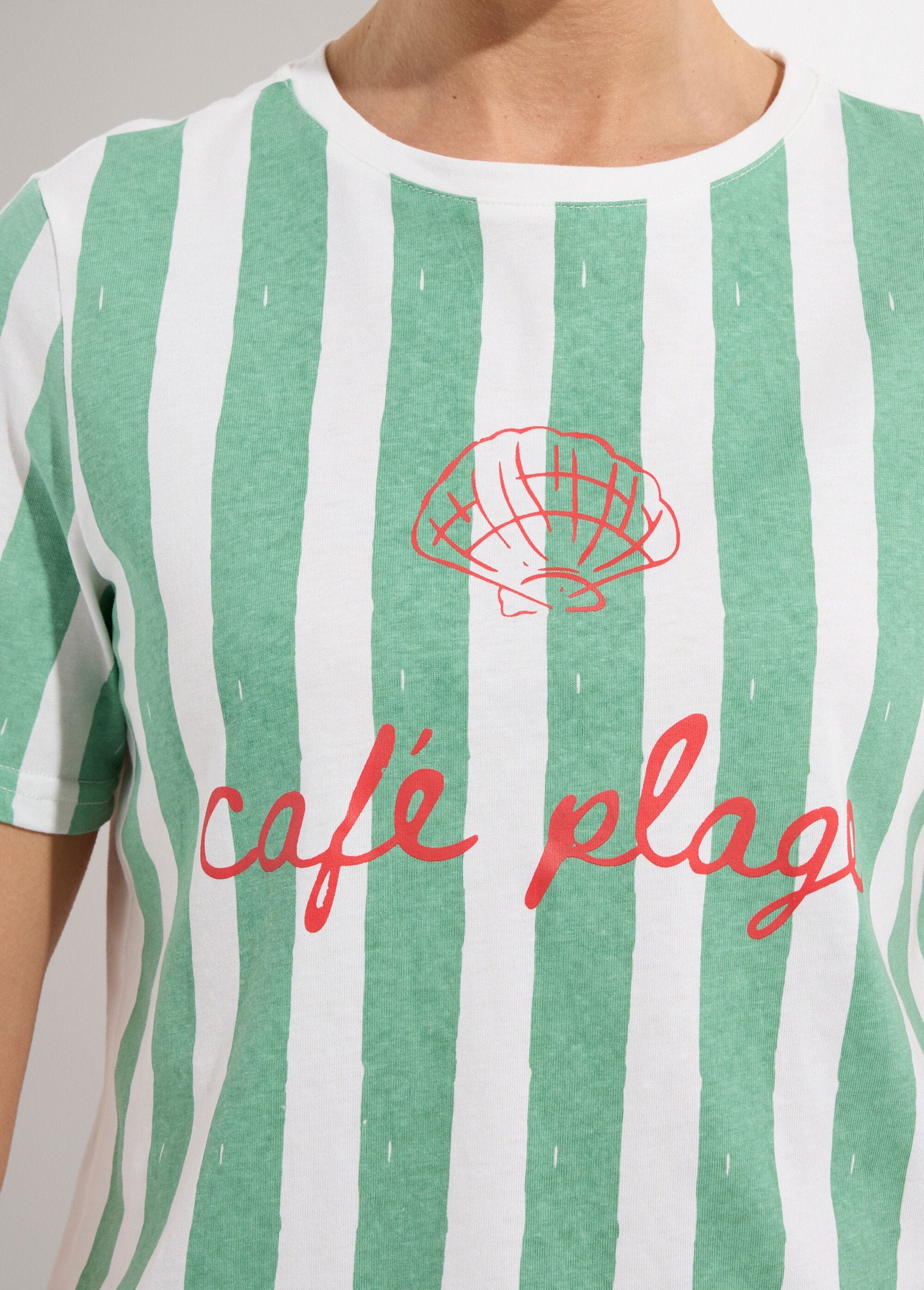 Gestreept_T-shirt_met_ronde_hals_en_Café_plage-logo_Vert_et_blanc_DE1_slim