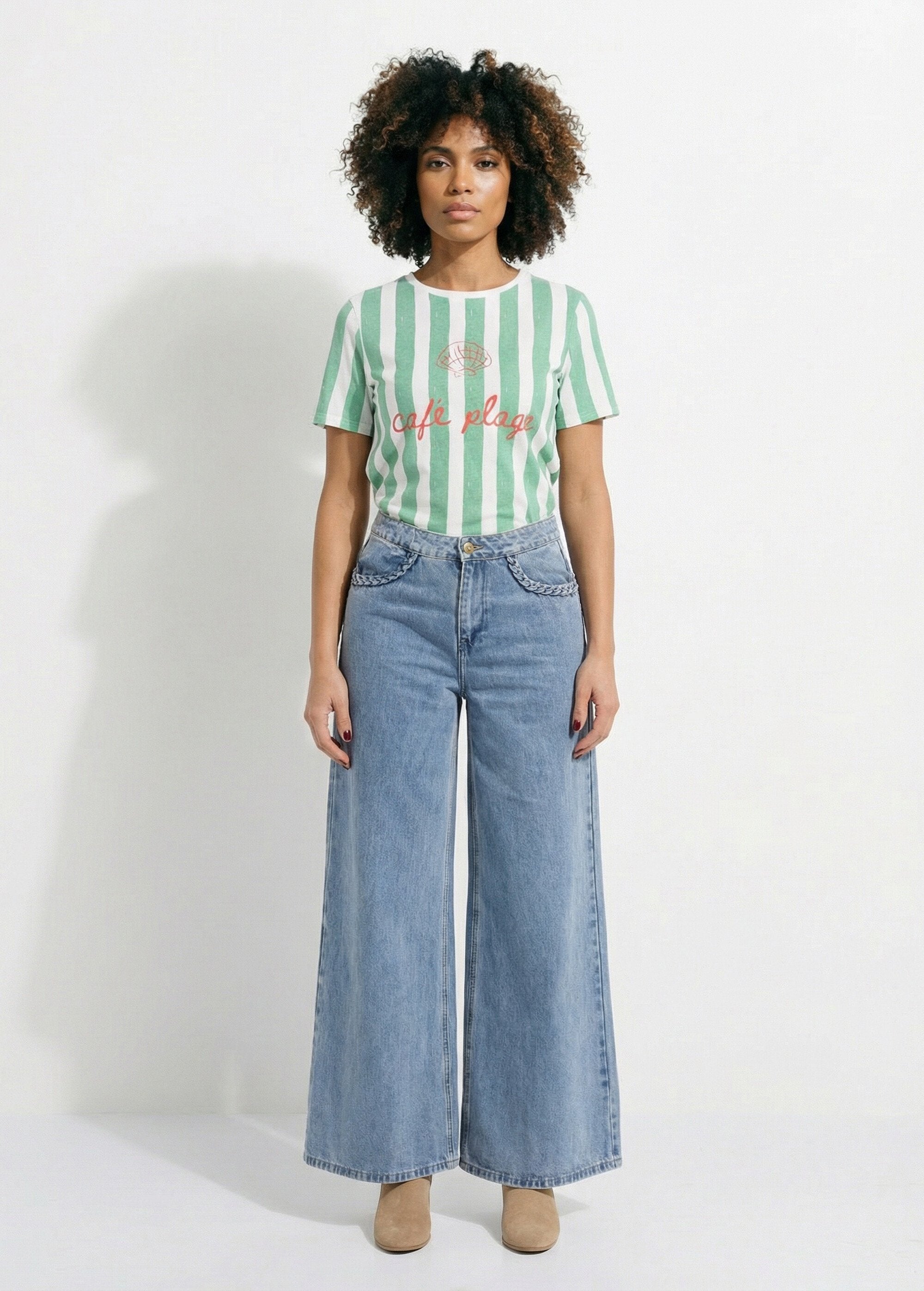 Gestreept_T-shirt_met_ronde_hals_en_Café_plage-logo_Vert_et_blanc_SF1_slim