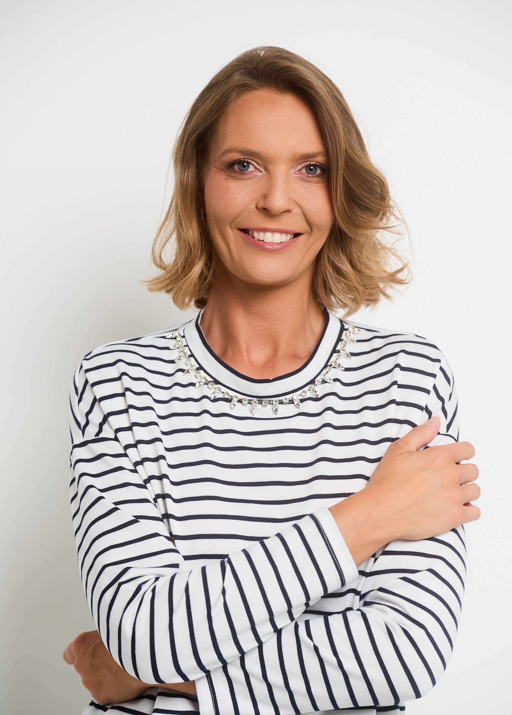 Gestreept_T-shirt_met_strass-halslijn_Blanc_raye_DE1_slim