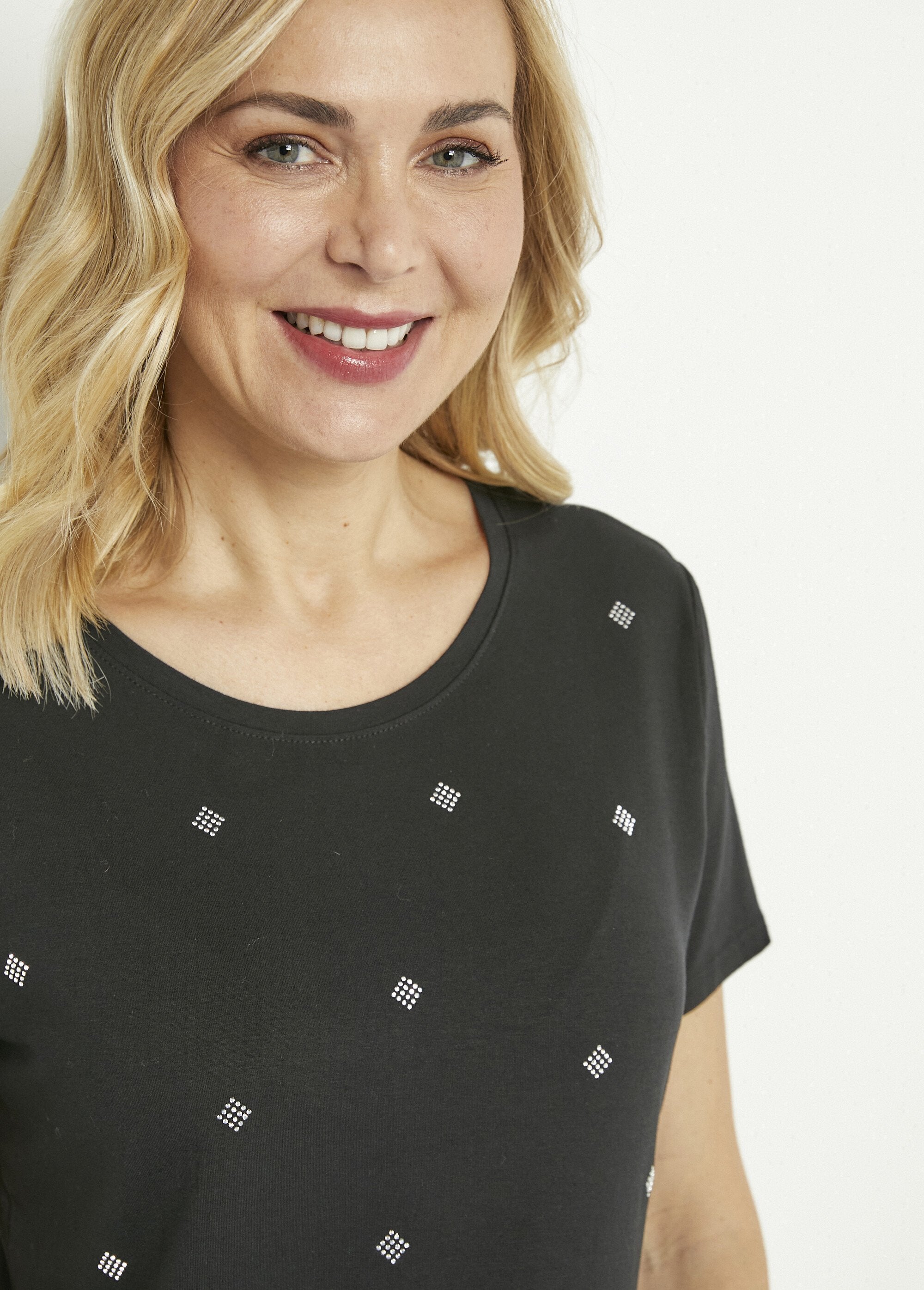 Effen_T-shirt_met_stras,_ronde_hals_met_korte_mouwen_Noir_DE1_slim