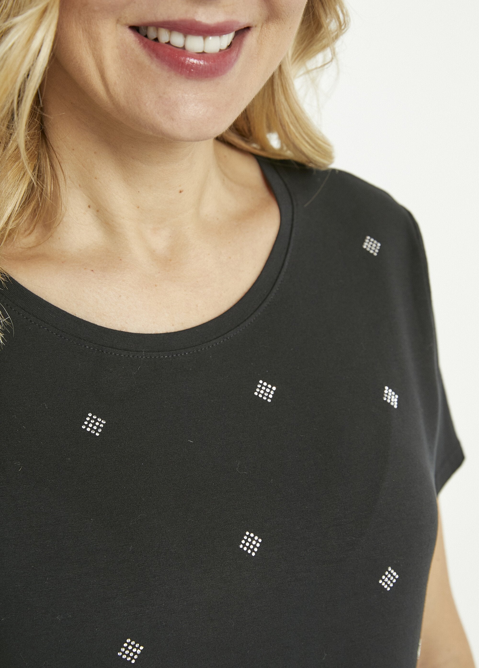 Effen_T-shirt_met_stras,_ronde_hals_met_korte_mouwen_Noir_DE2_slim