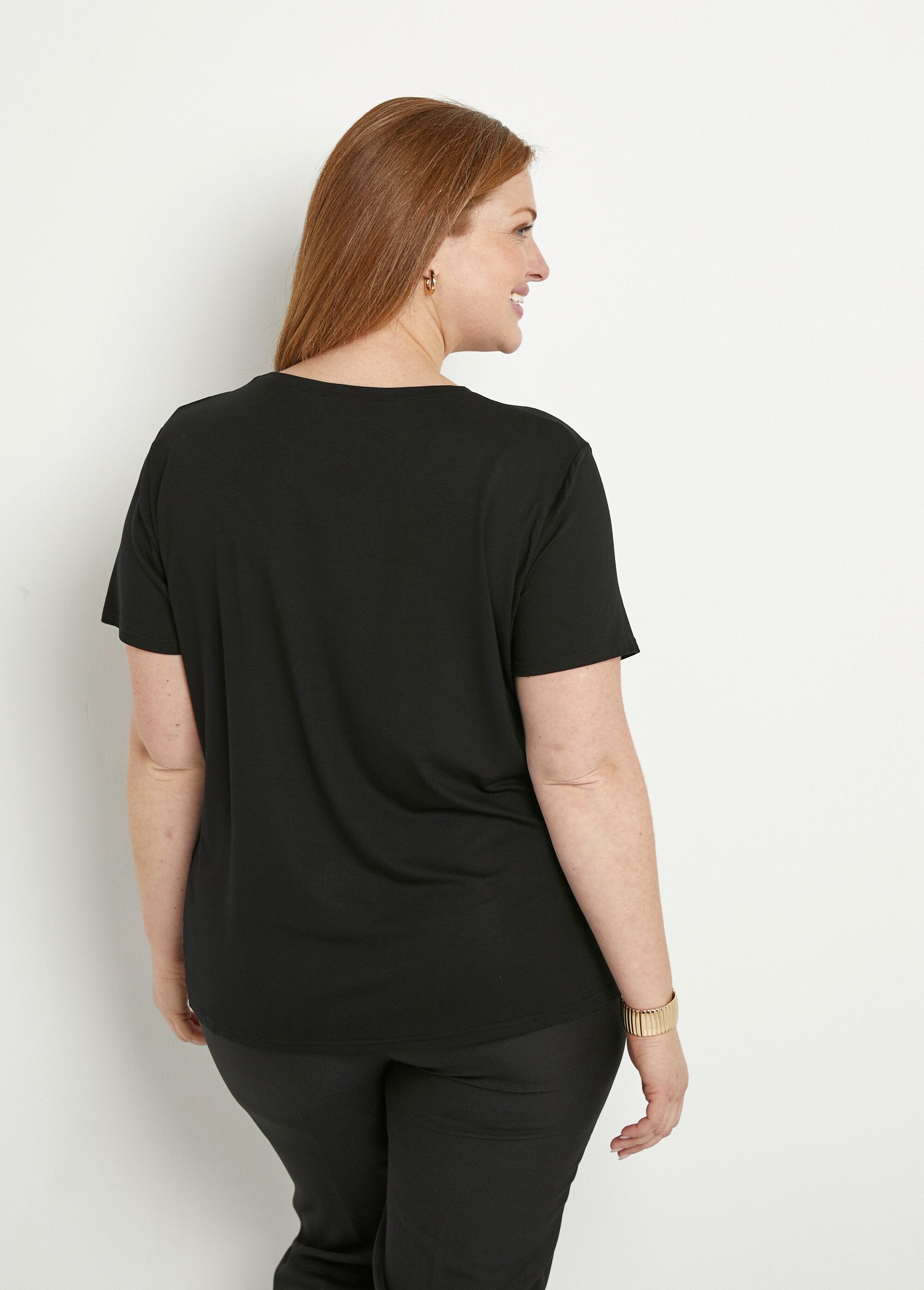 Effen_T-shirt_met_stras,_ronde_hals_met_korte_mouwen_Noir_DO1_curvy